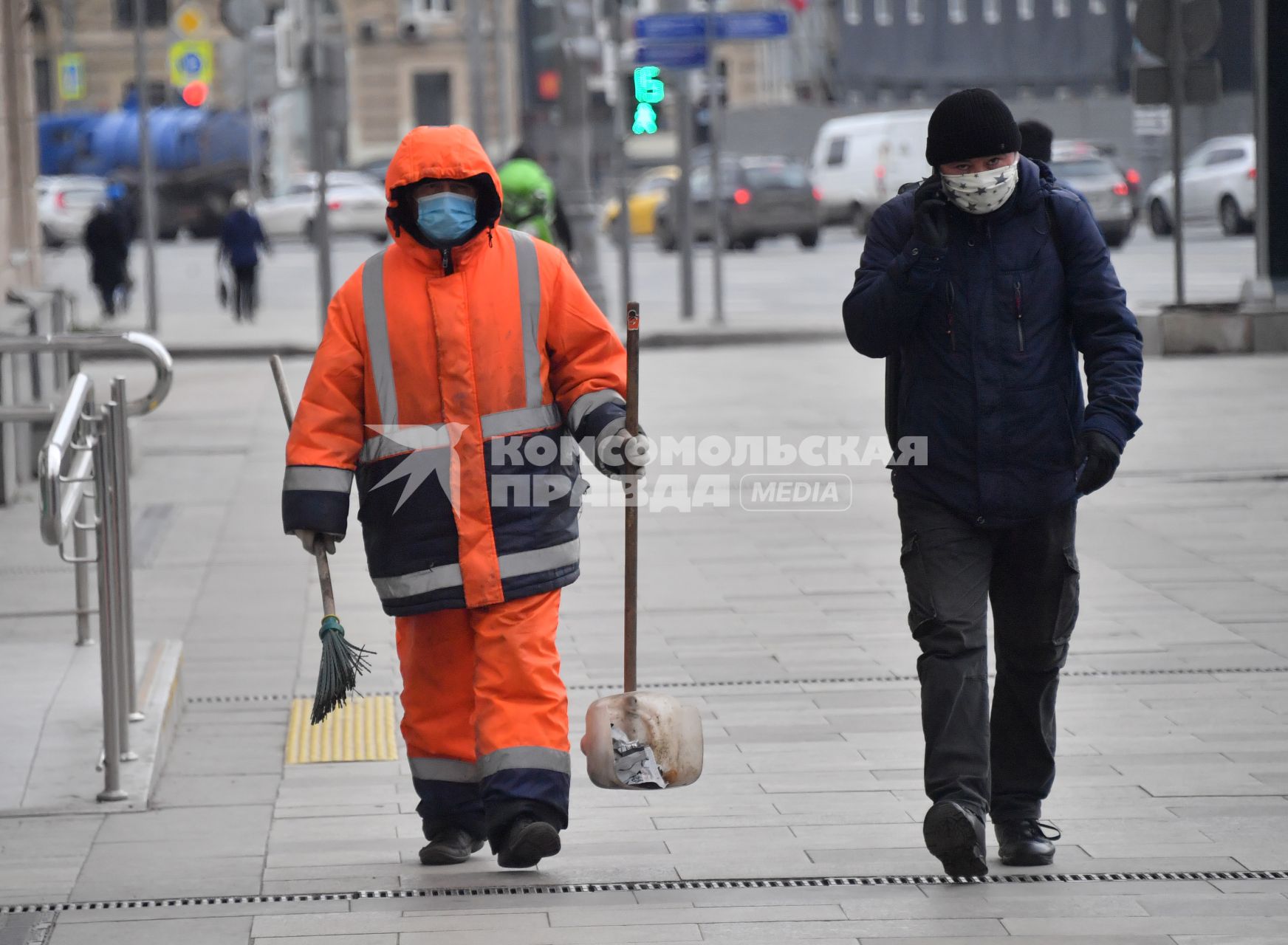 Москва. Сотрудник коммунальных служб убирает улицу.