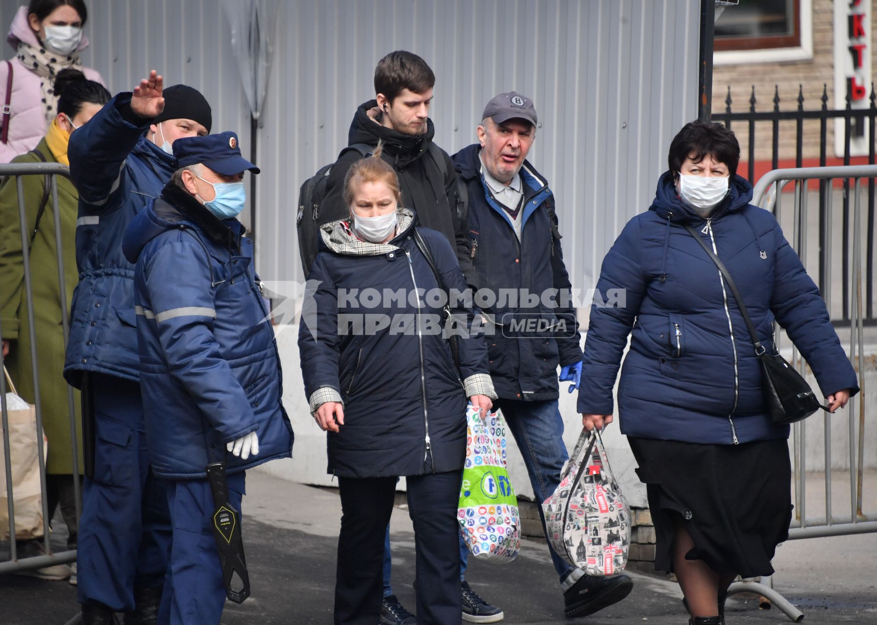 Москва. Пассажиры пригородных электричек в медицинских масках.