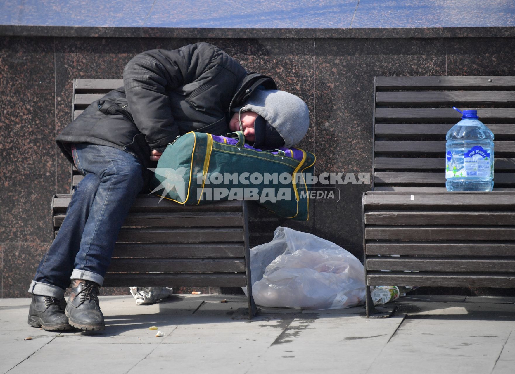 Москва. Мужчина  спит на улице.