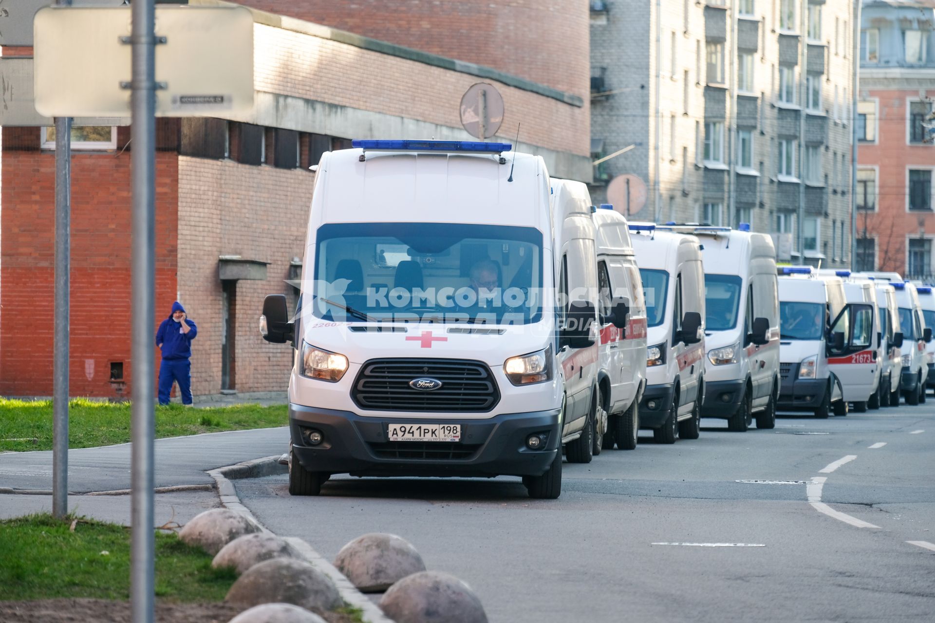 Санкт-Петербурга. Очередь из автомобилей скорой помощи  у приемного отделения Покровской больницы.