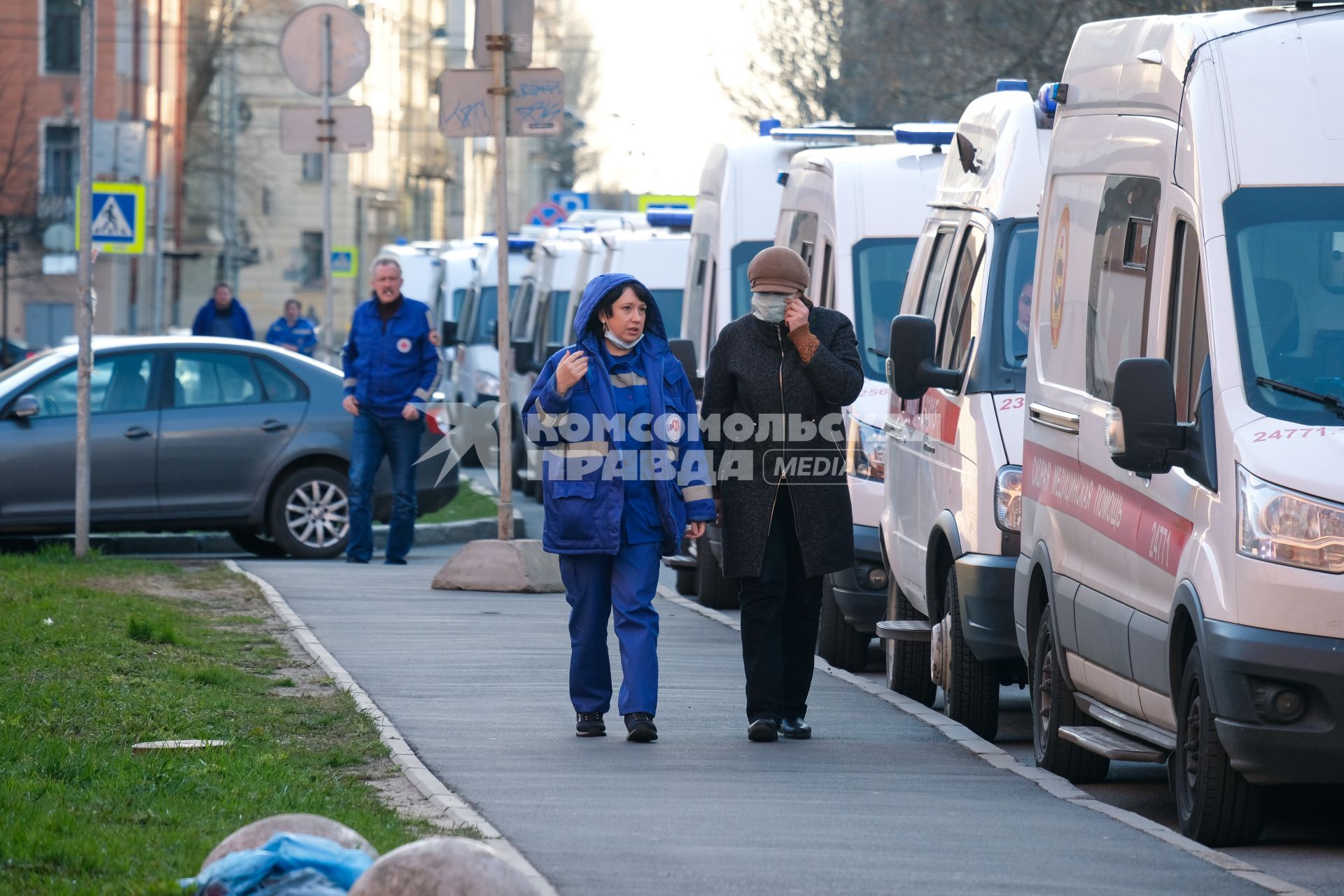 Санкт-Петербурга. Очередь из автомобилей скорой помощи  у приемного отделения Покровской больницы.