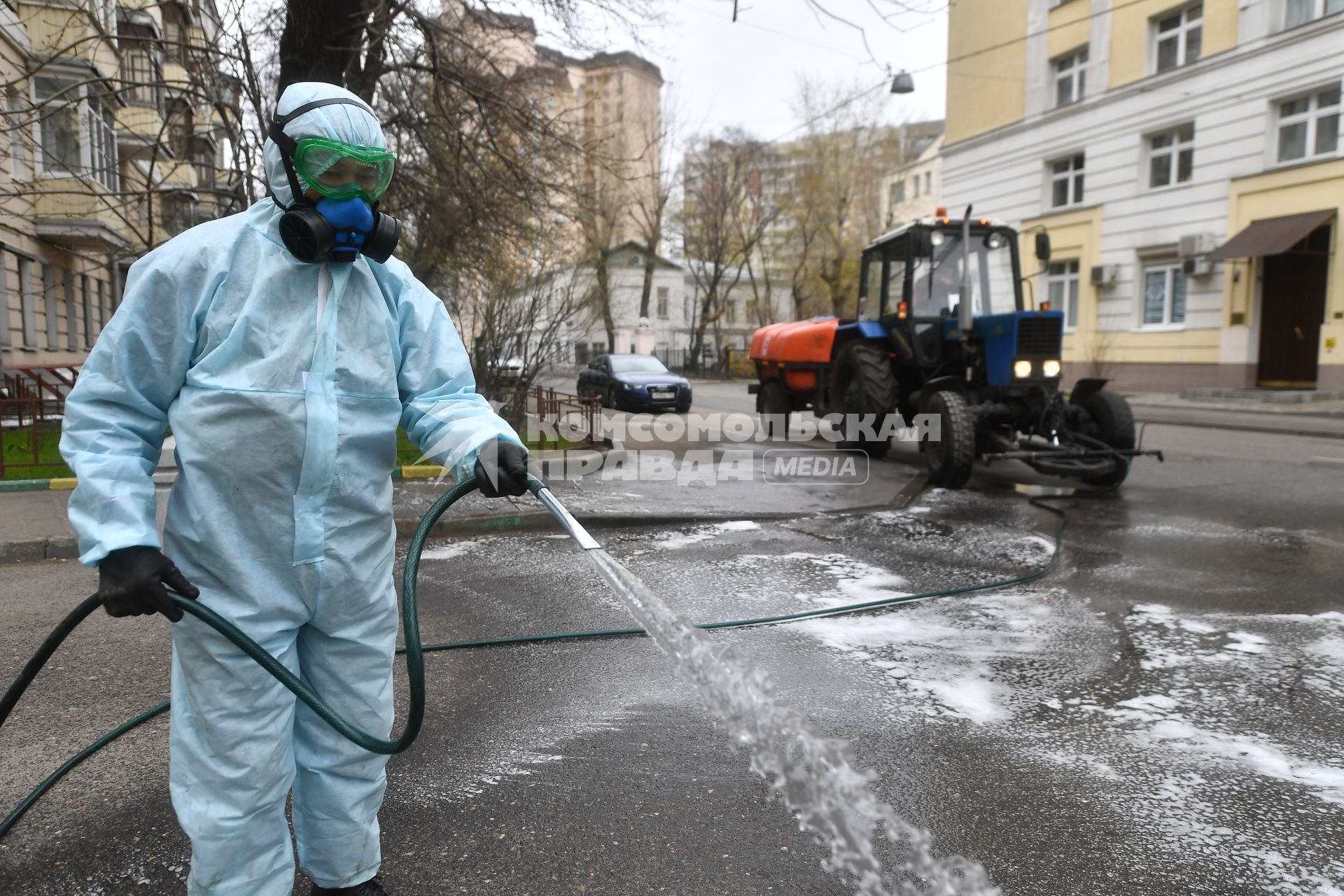 Москва. Сотрудник коммунальной службы проводит дезинфекцию внутридворовой территории .