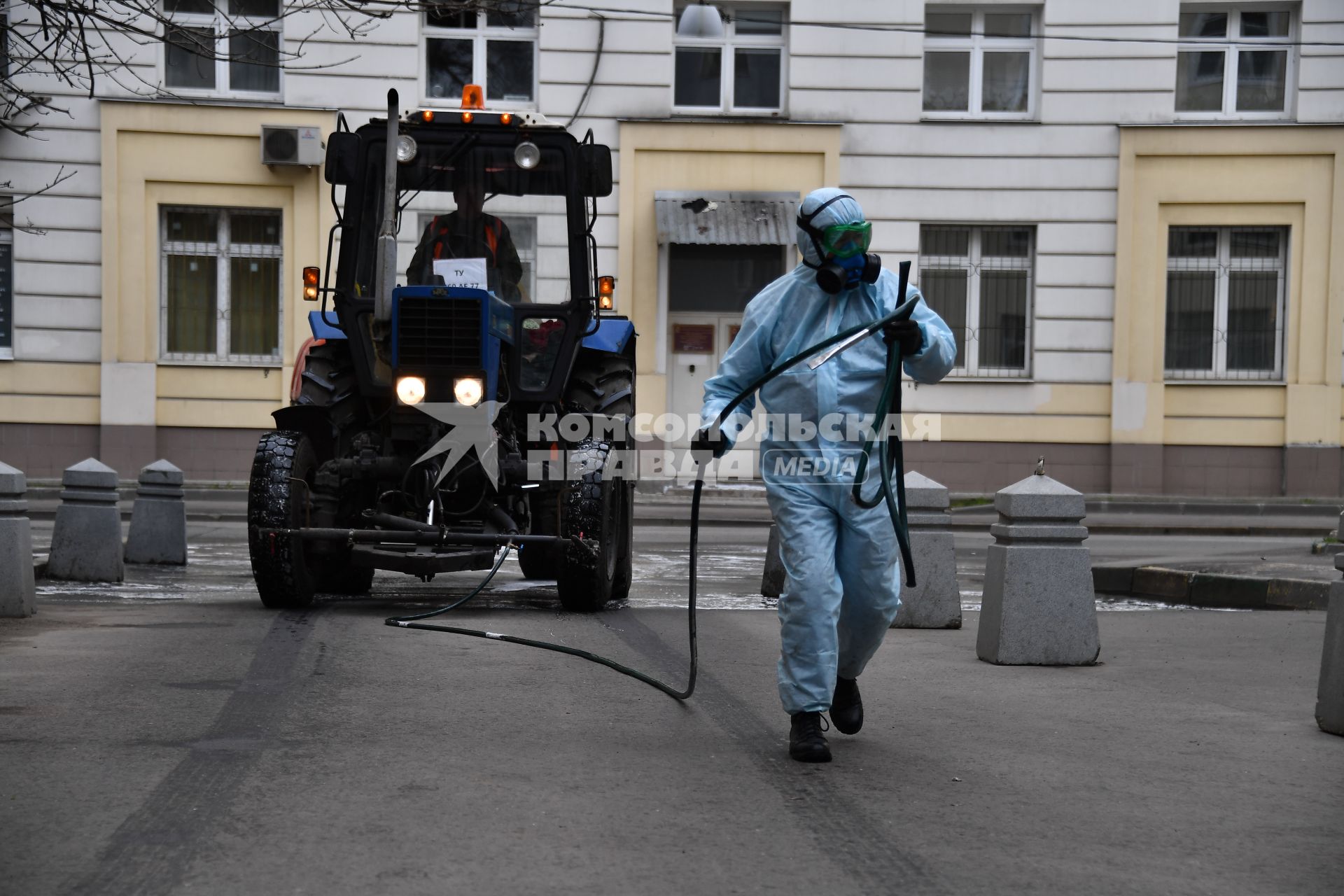 Москва. Сотрудник коммунальной службы проводит дезинфекцию внутридворовой территории .