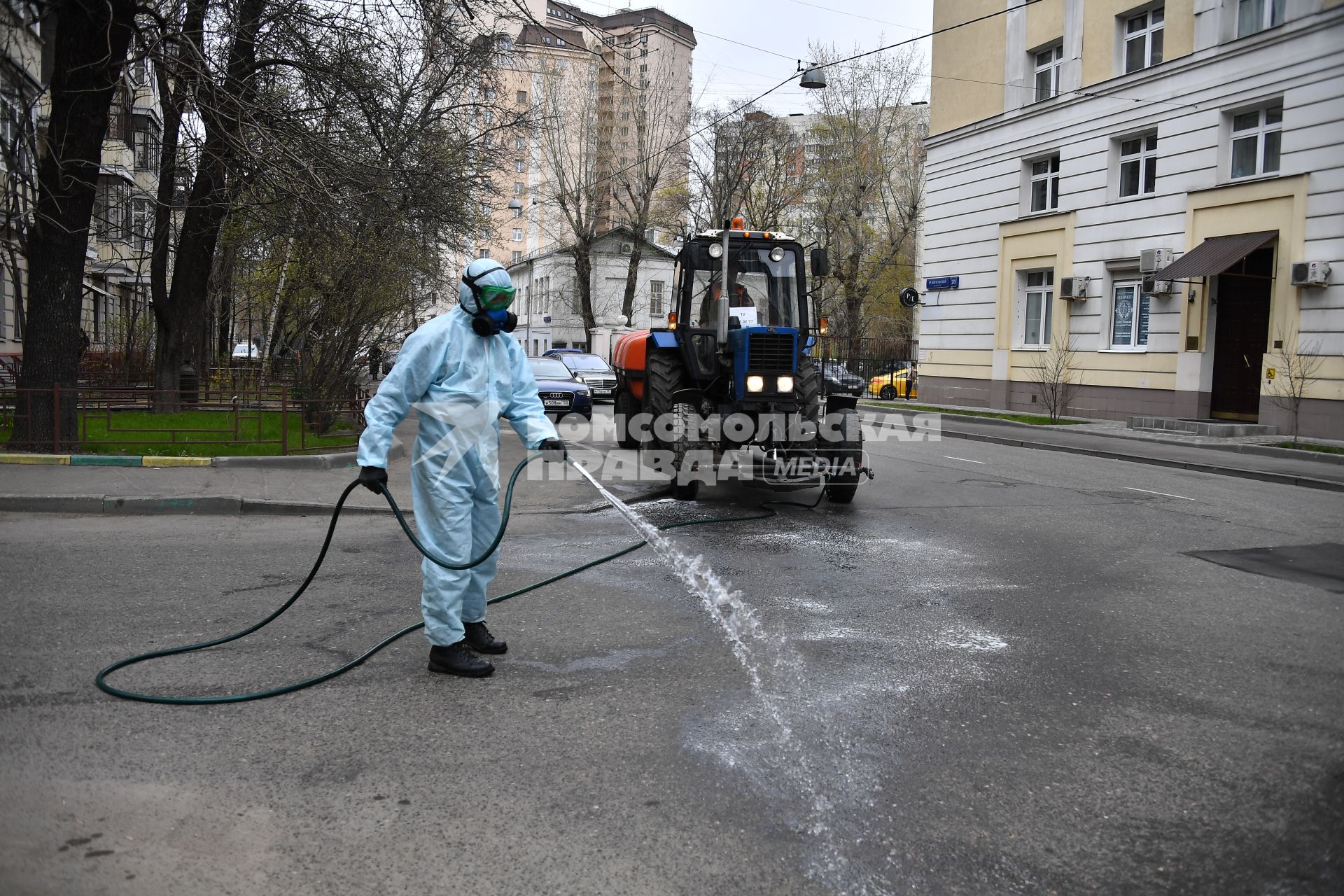 Москва. Сотрудник коммунальной службы проводит дезинфекцию внутридворовой территории .