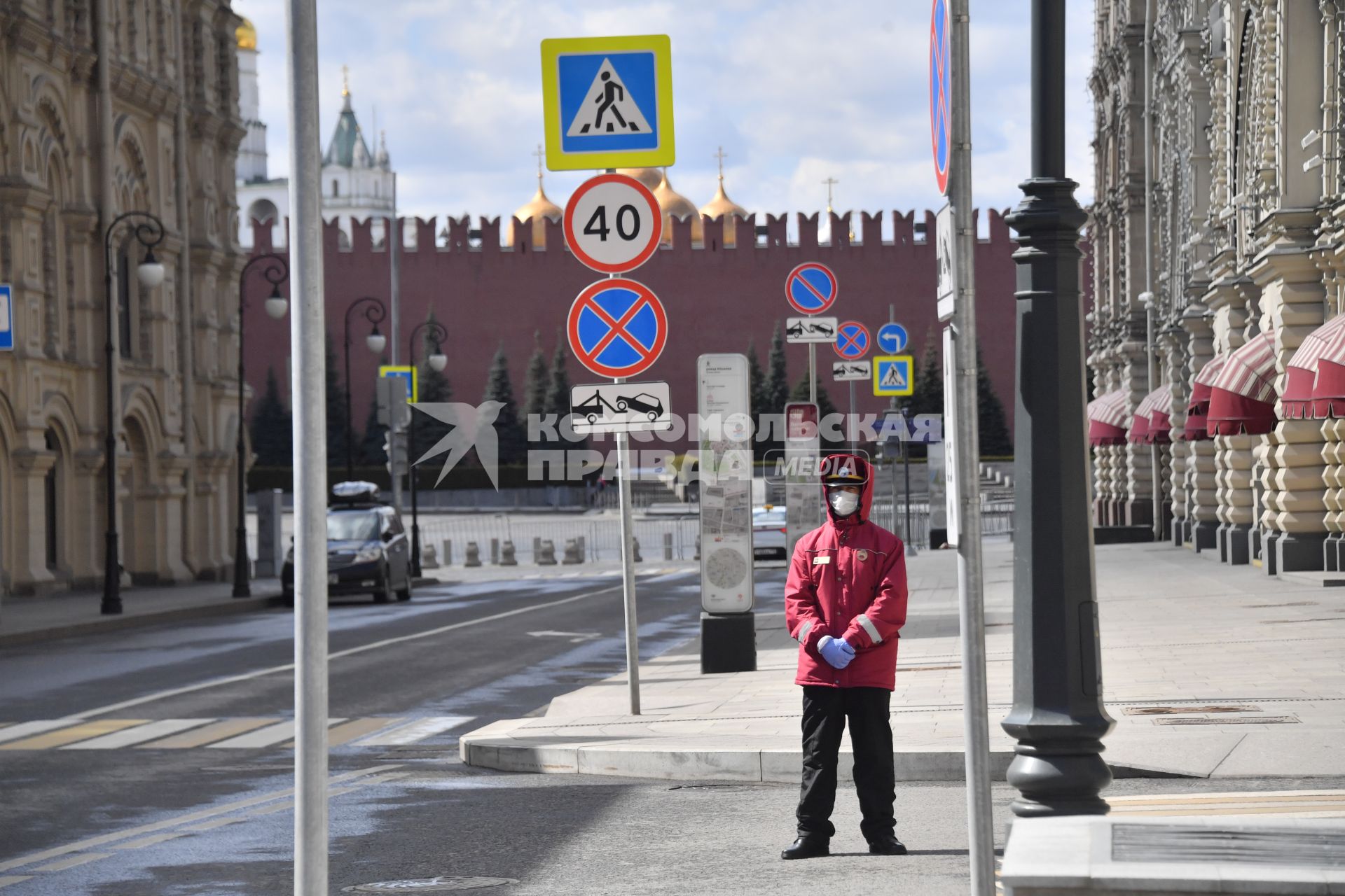 Москва. Вид на пустую Красную площадь со стороны Ильинки.