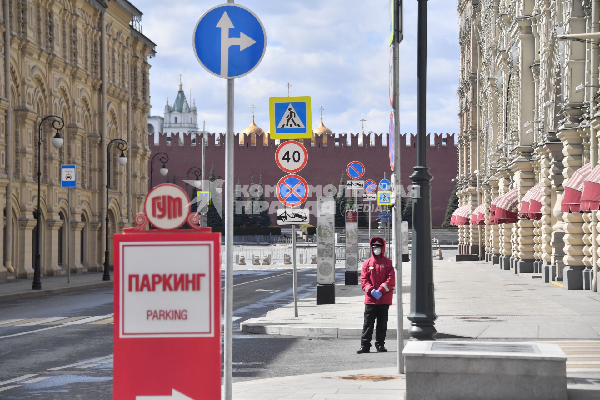 Москва. Вид на пустую Красную площадь со стороны Ильинки.