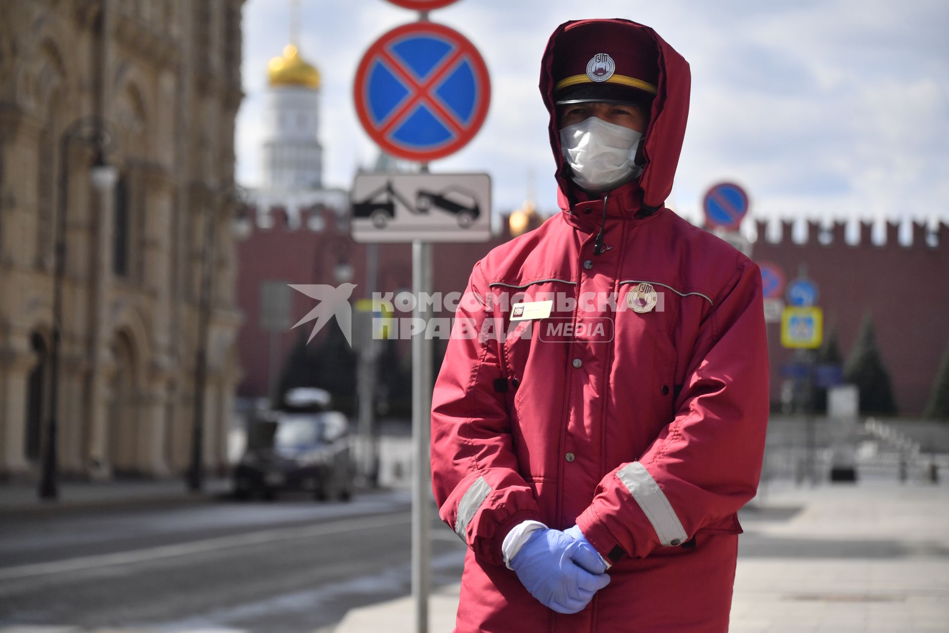 Москва. Вид на пустую Красную площадь со стороны Ильинки.