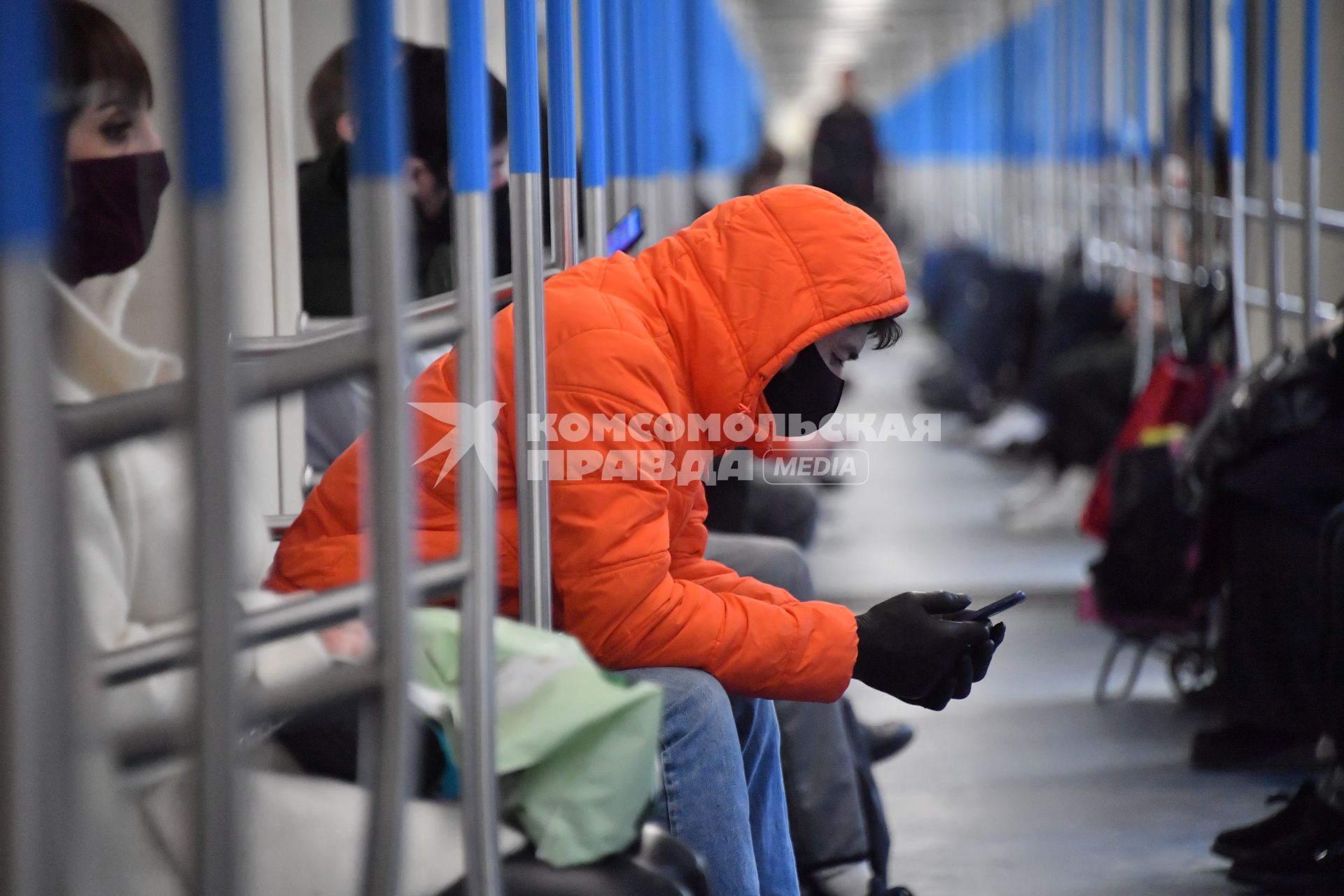 Москва. Пассажиры в  вагоне метро.