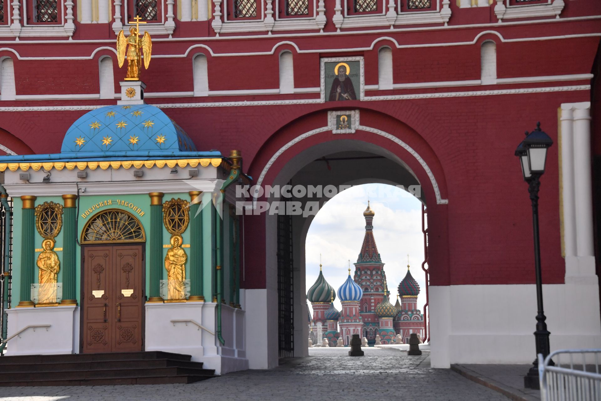 Москва. Вид на храм Василия Блаженного через арку Воскресенских ворот.