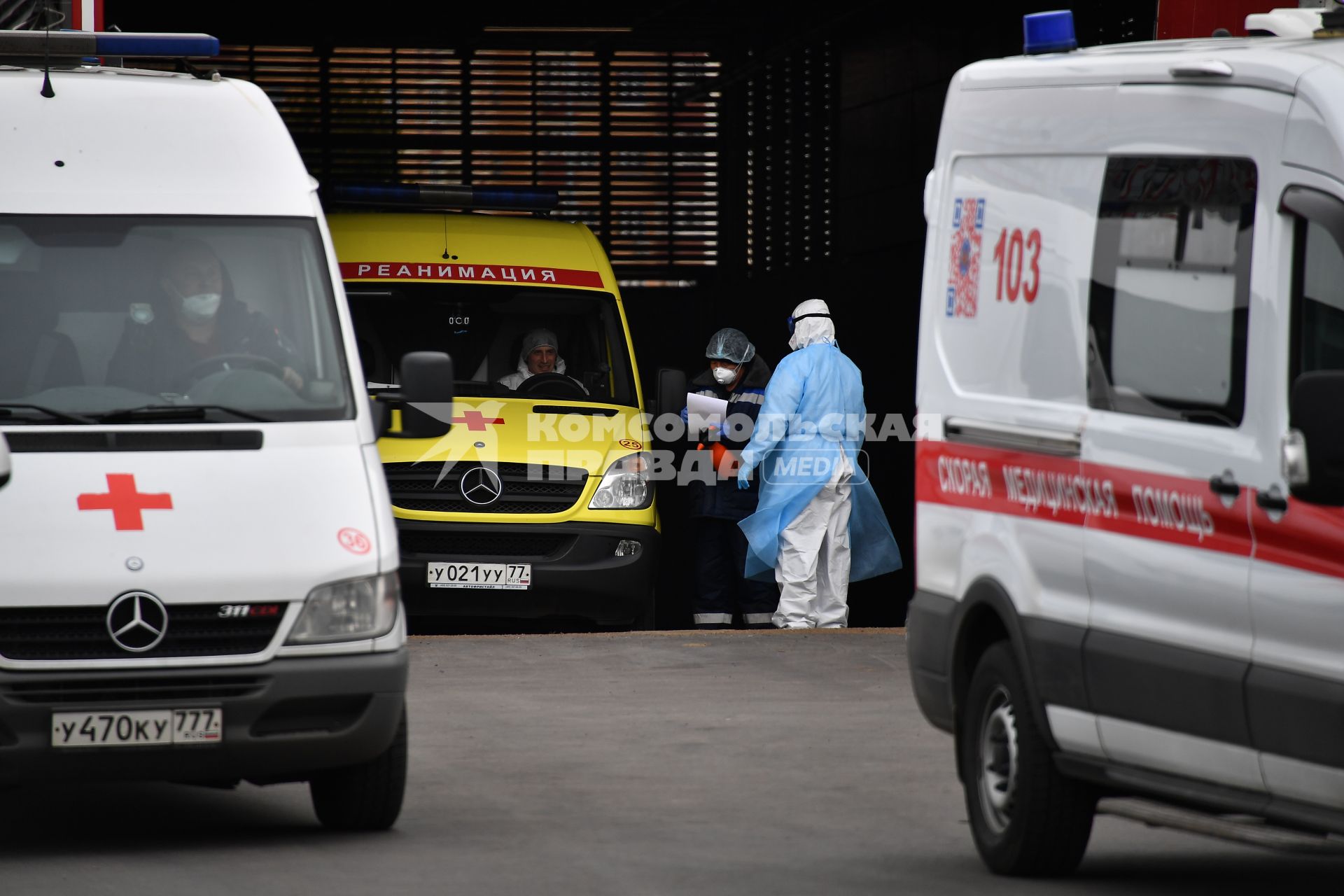 Москва. Автомобили скорой помощи у медицинского центра `Новомосковский` в Коммунарке.