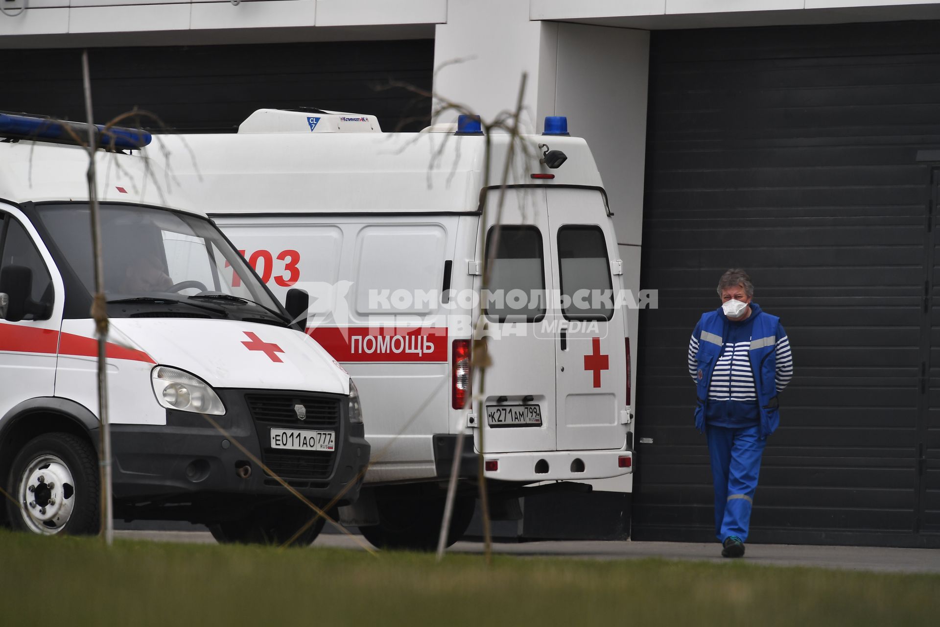 Москва. Автомобили скорой помощи у медицинского центра `Новомосковский` в Коммунарке.