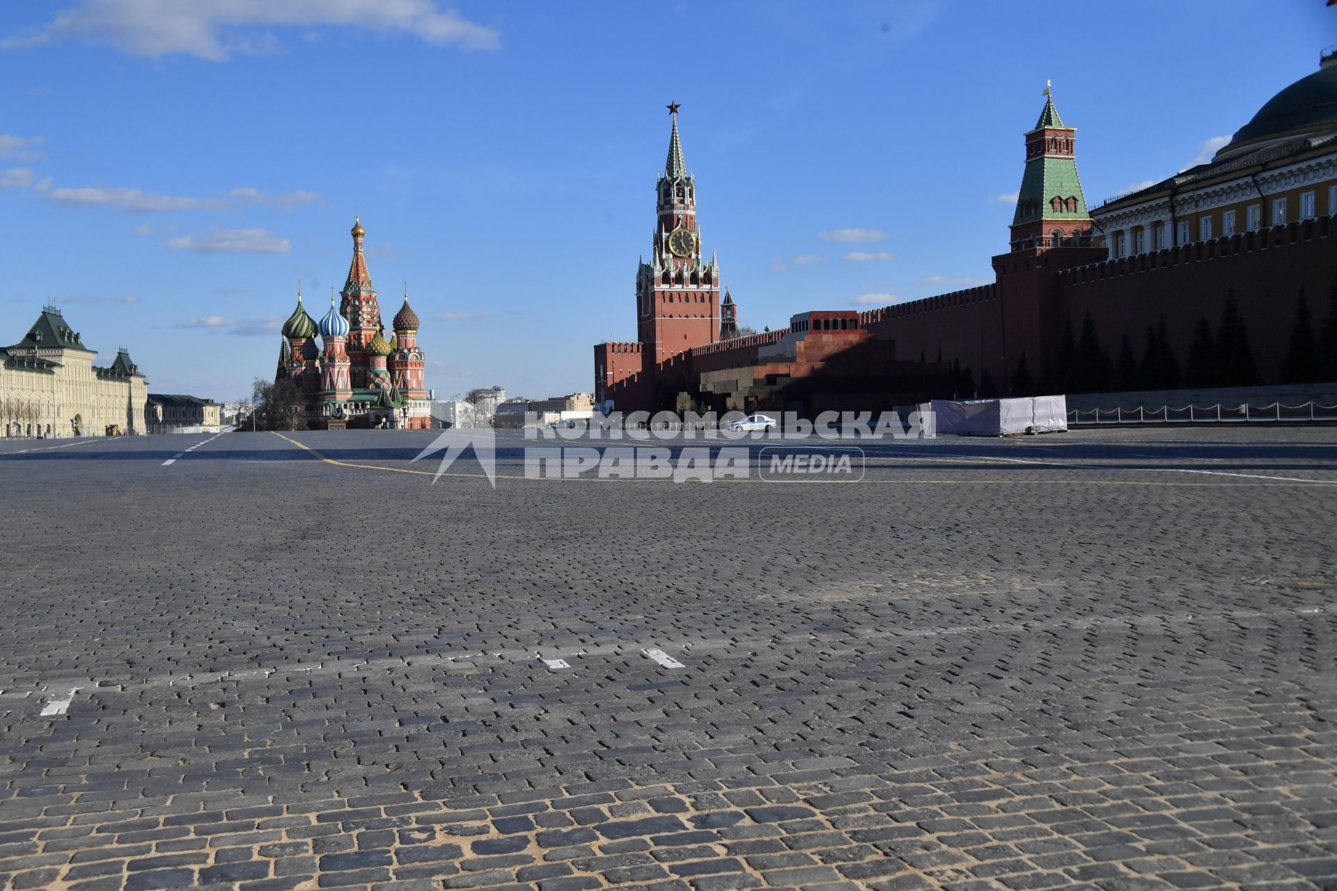 Москва. Красная площадь без народа.