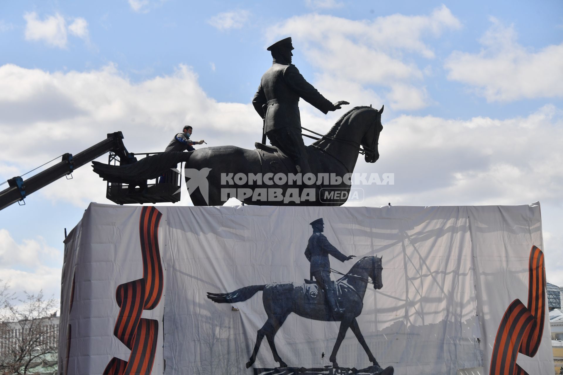 Москва. Отреставрированный  памятник маршалу Георгию Жукову на Манежной площади.