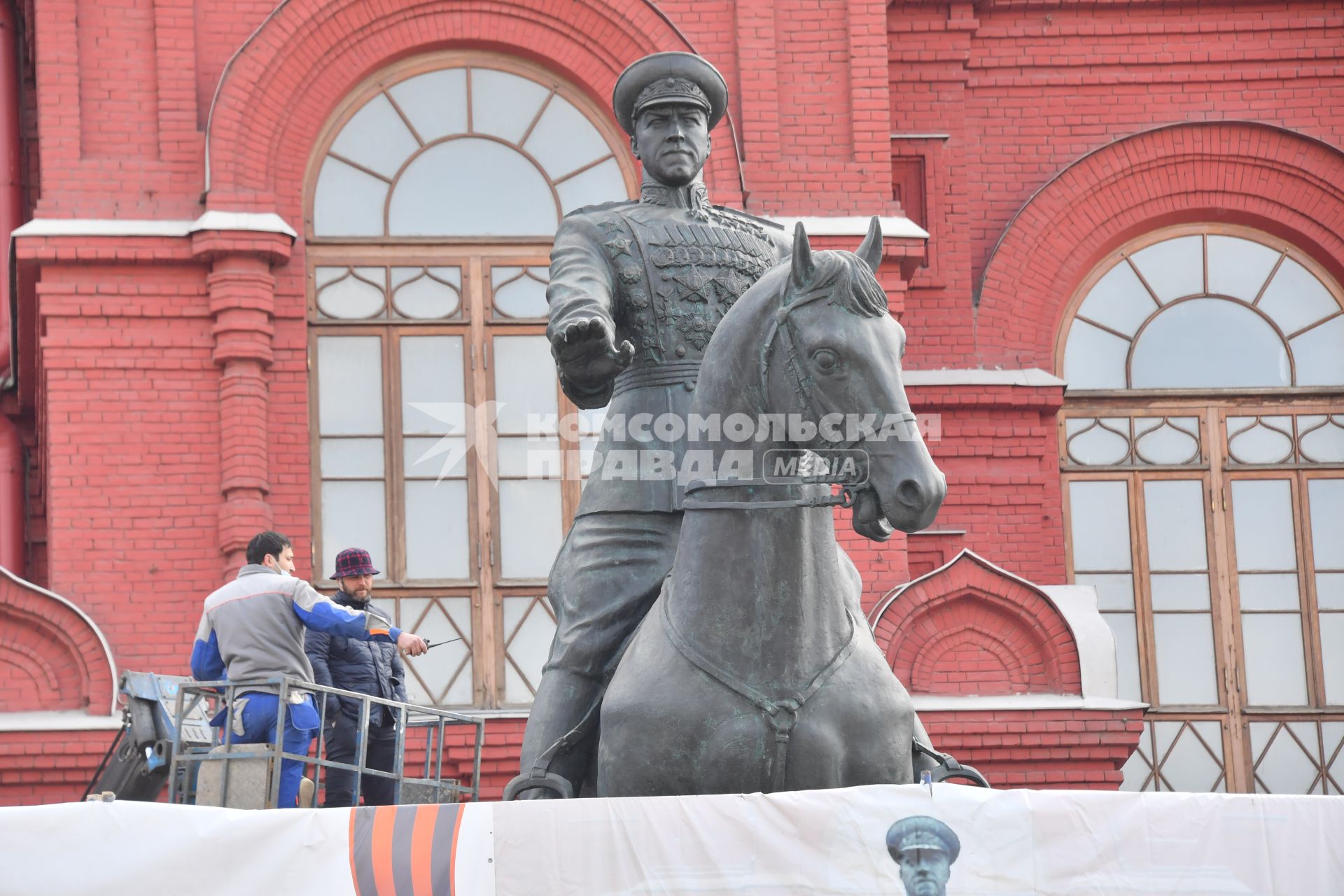 Москва. Отреставрированный  памятник маршалу Георгию Жукову на Манежной площади.