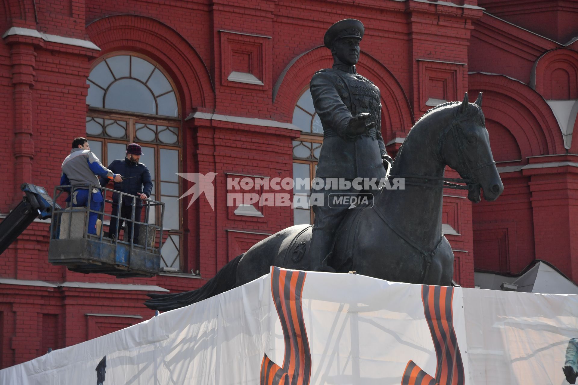 Москва. Отреставрированный  памятник маршалу Георгию Жукову на Манежной площади.