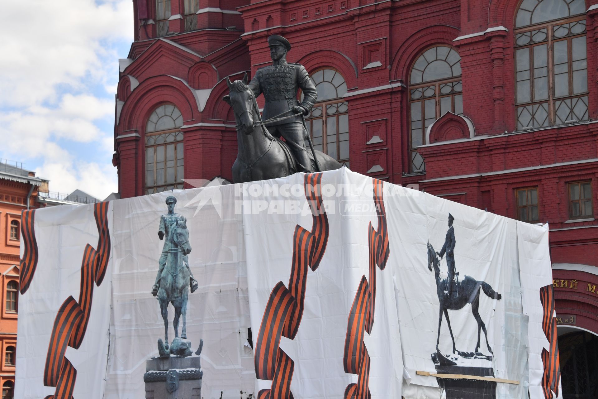 Москва. Отреставрированный  памятник маршалу Георгию Жукову на Манежной площади.