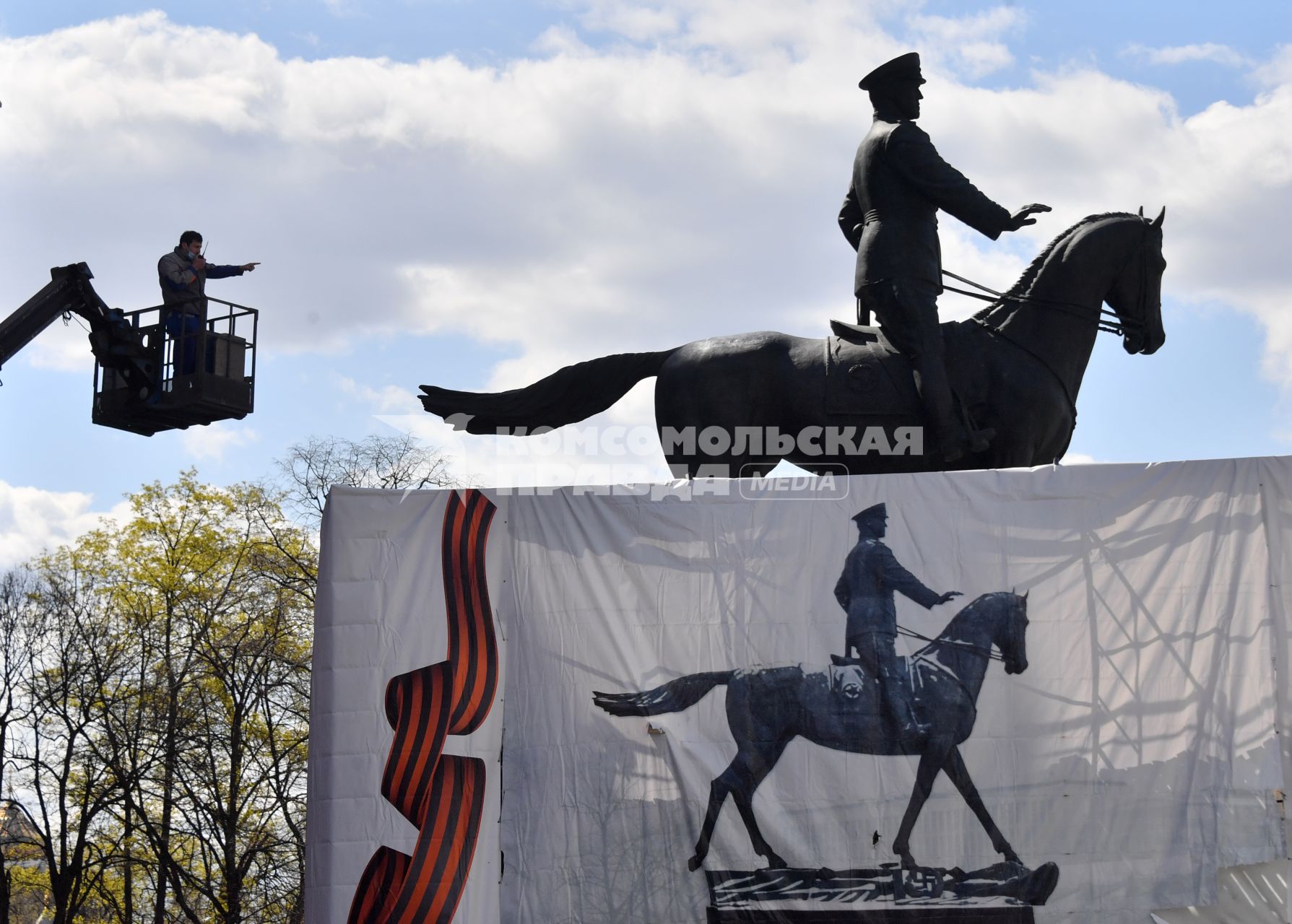 Москва. Отреставрированный  памятник маршалу Георгию Жукову на Манежной площади.