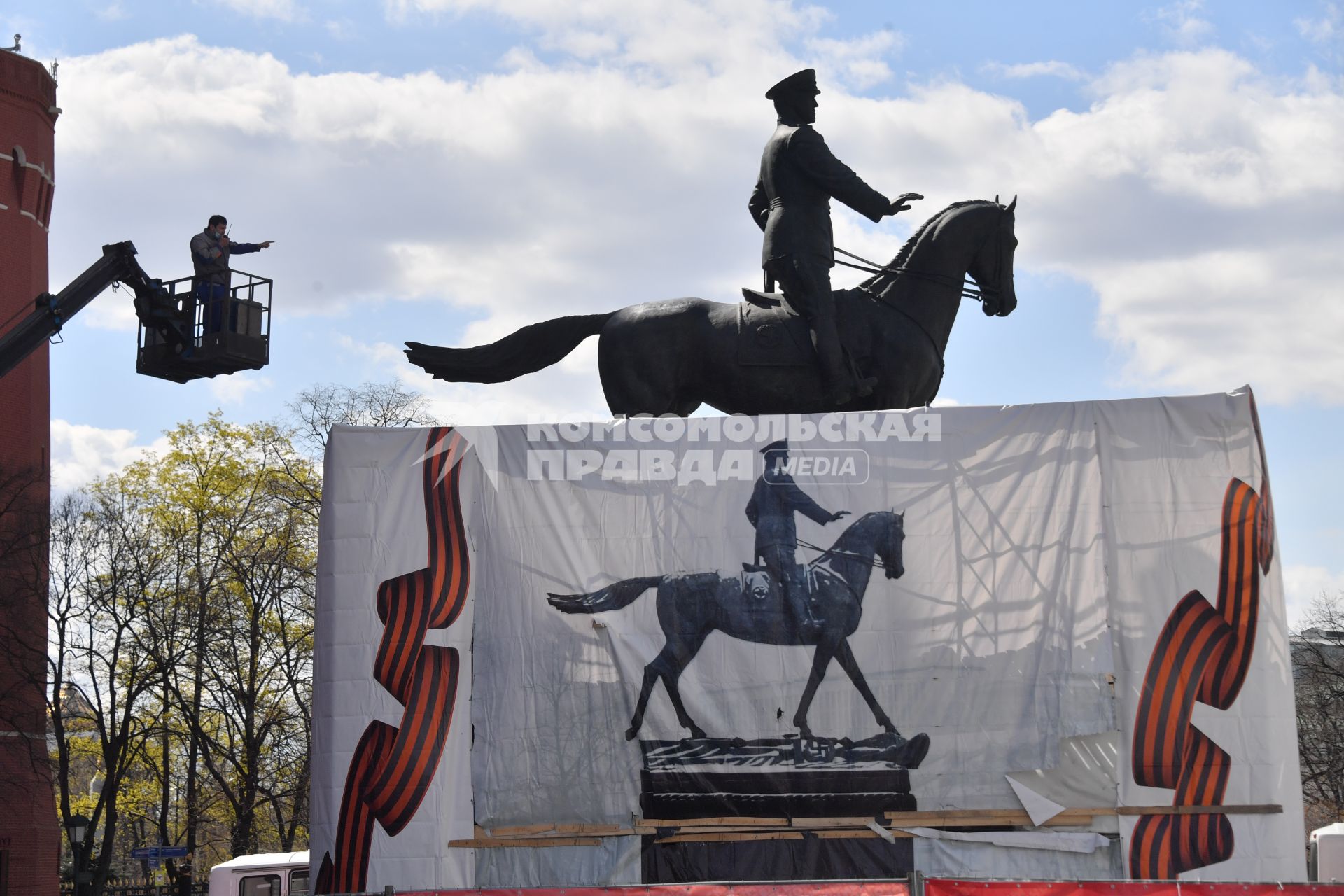 Москва. Отреставрированный  памятник маршалу Георгию Жукову на Манежной площади.