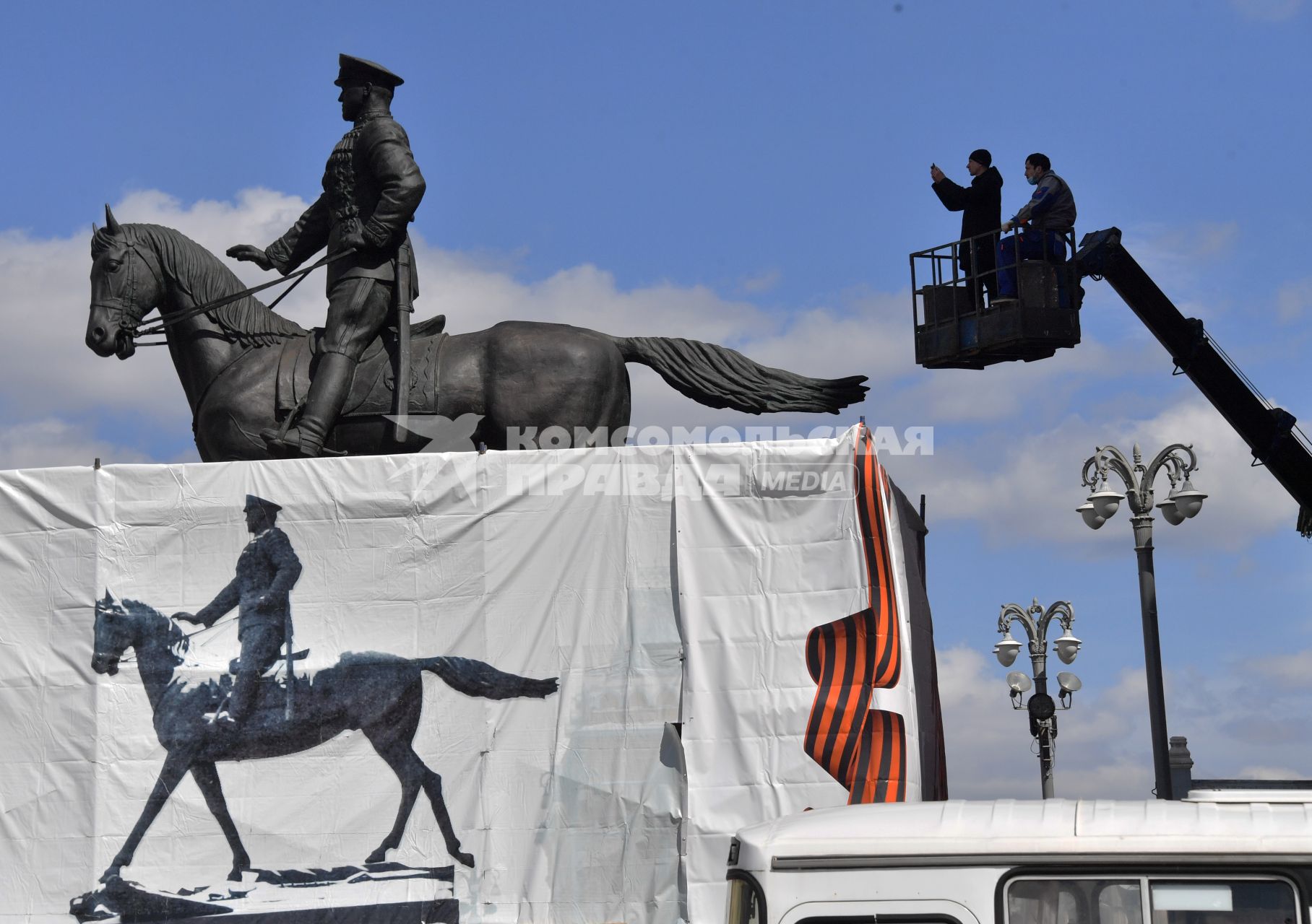 Москва. Отреставрированный  памятник маршалу Георгию Жукову на Манежной площади.