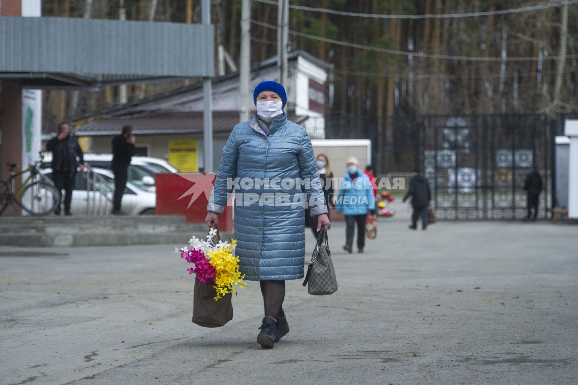 Екатеринбург. Горожане в родительский день пошли на кладбища, вопреки запрету главного санитарного врача Свердловской области, введенному для нераспространения коронавирусной инфекции COVID-19