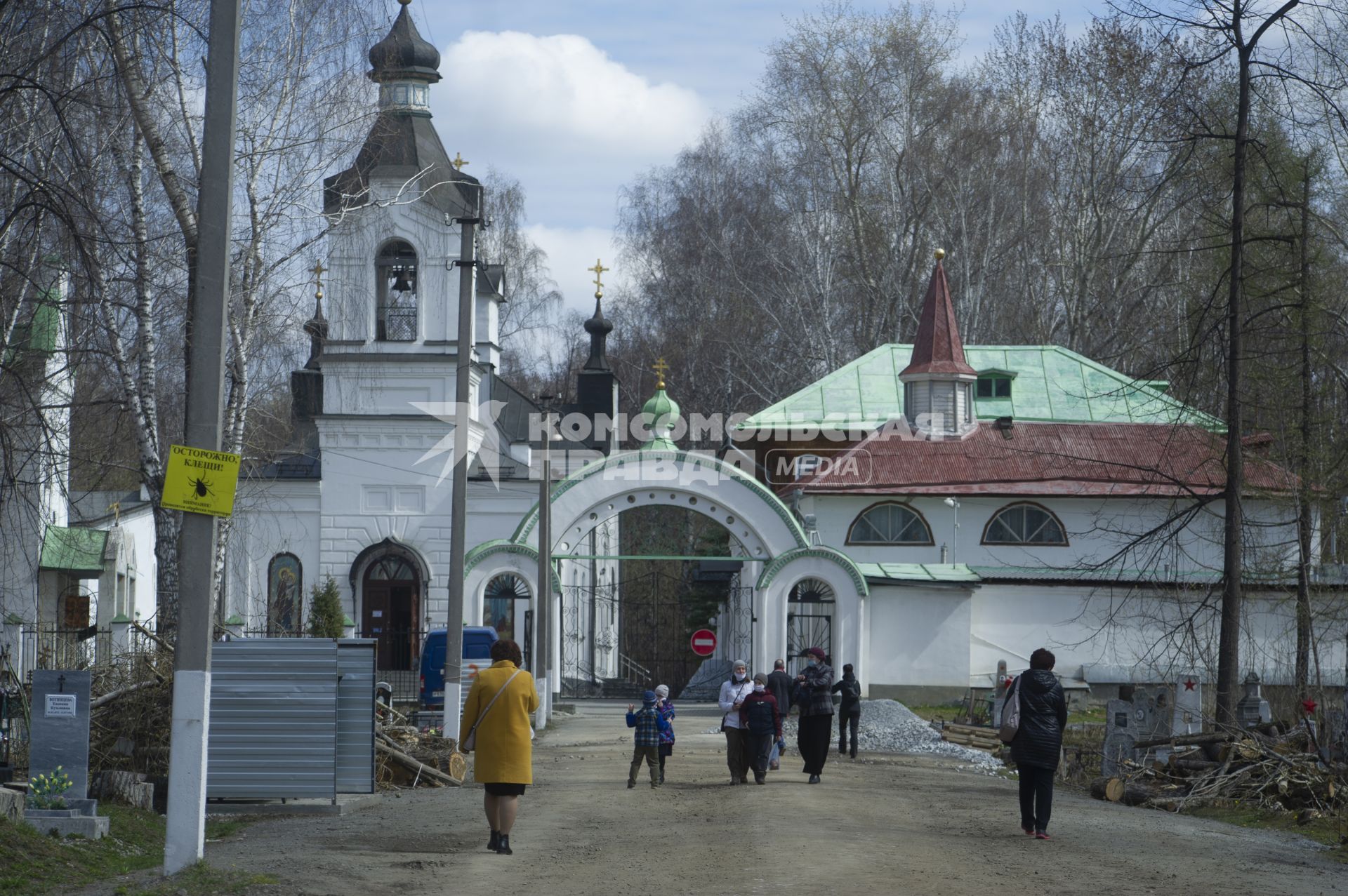 Екатеринбург. Горожане в родительский день пошли на кладбища, вопреки запрету главного санитарного врача Свердловской области, введенному для нераспространения коронавирусной инфекции COVID-19