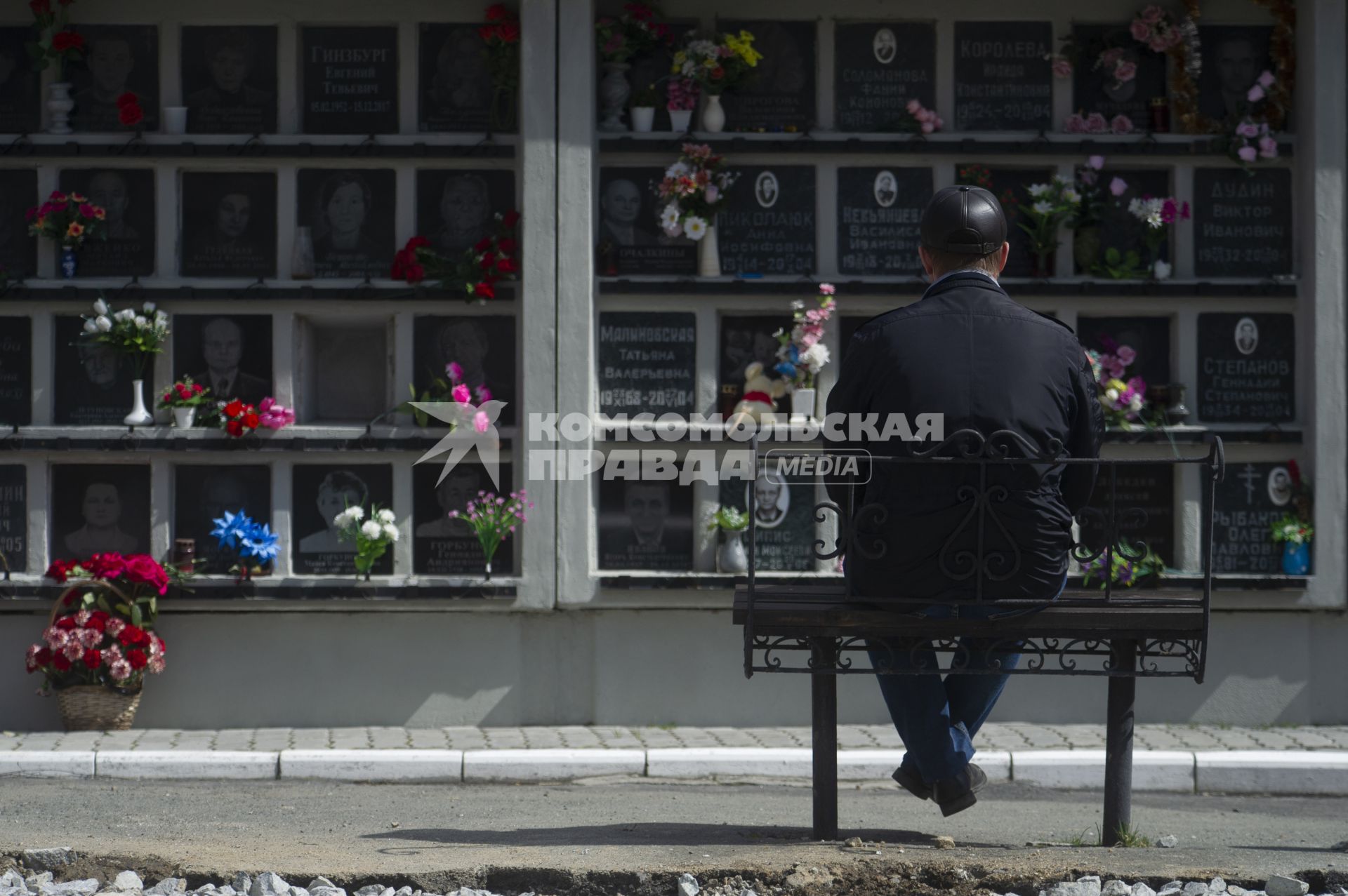 Екатеринбург. Горожане в родительский день пошли на кладбища, вопреки запрету главного санитарного врача Свердловской области, введенному для нераспространения коронавирусной инфекции COVID-19