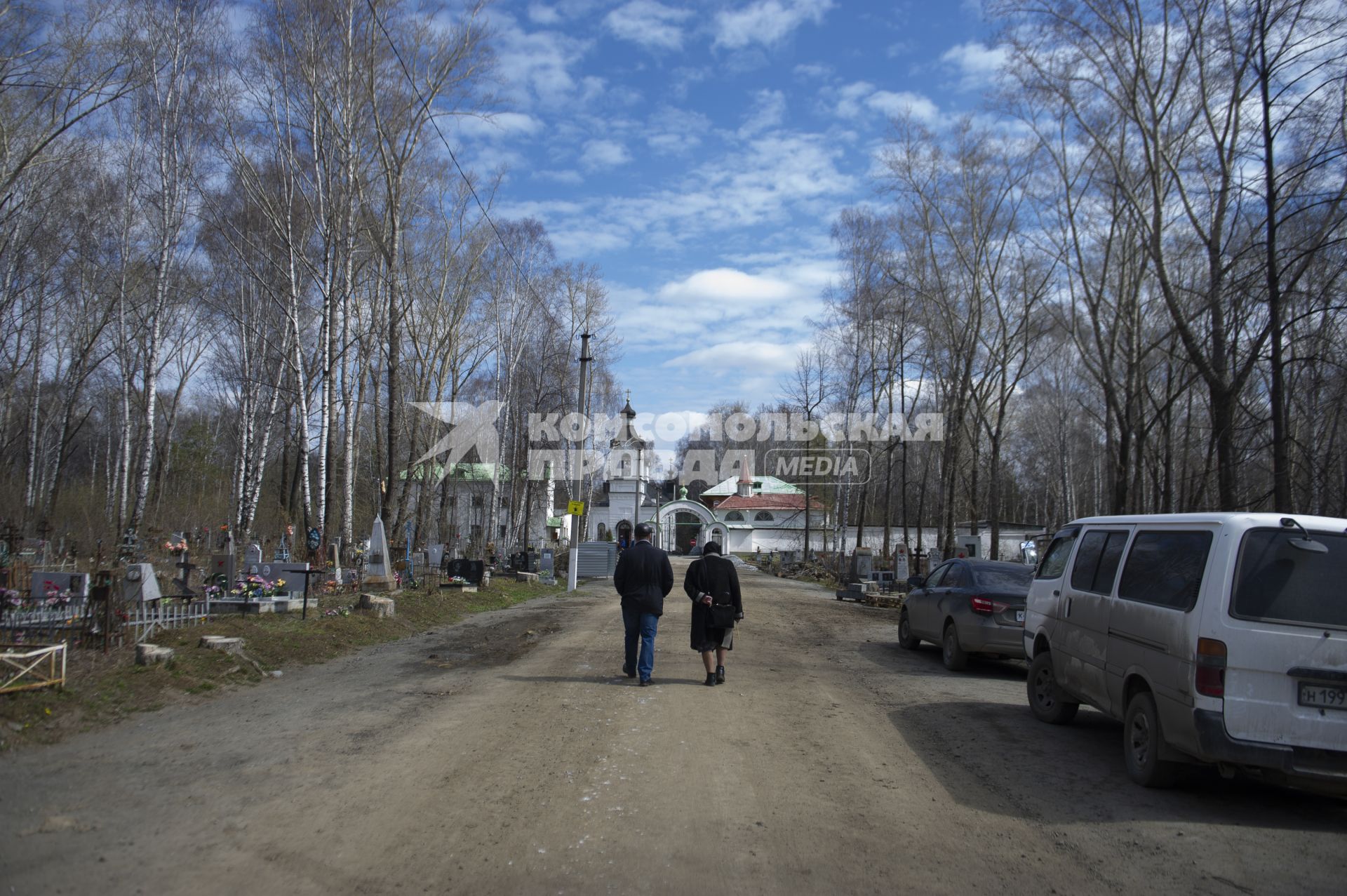 Екатеринбург. Горожане в родительский день пошли на кладбища, вопреки запрету главного санитарного врача Свердловской области, введенному для нераспространения коронавирусной инфекции COVID-19