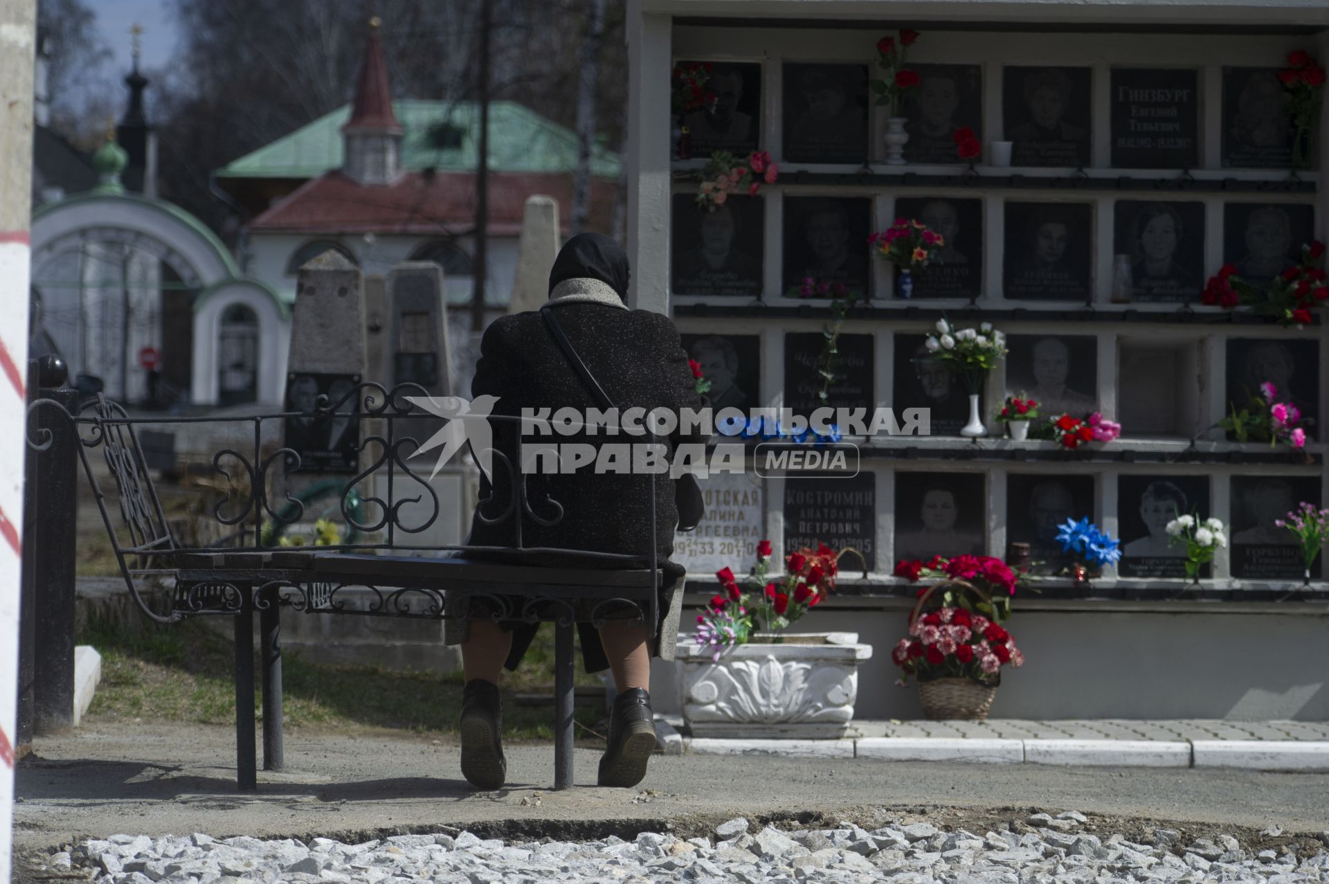 Екатеринбург. Горожане в родительский день пошли на кладбища, вопреки запрету главного санитарного врача Свердловской области, введенному для нераспространения коронавирусной инфекции COVID-19