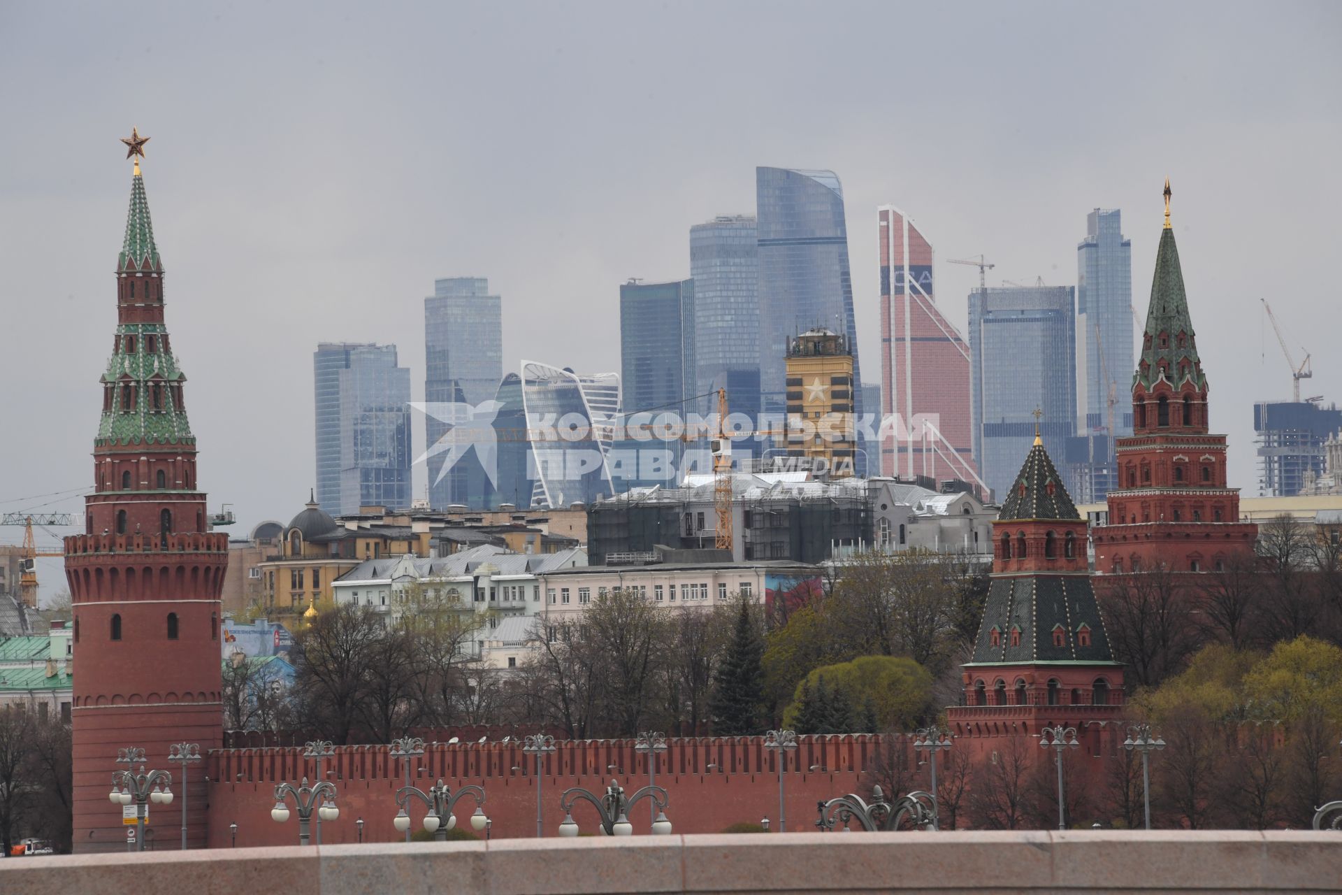 Москва. Башни Московского Кремля на фоне высотных зданий Делового центра  Москва-Сити.