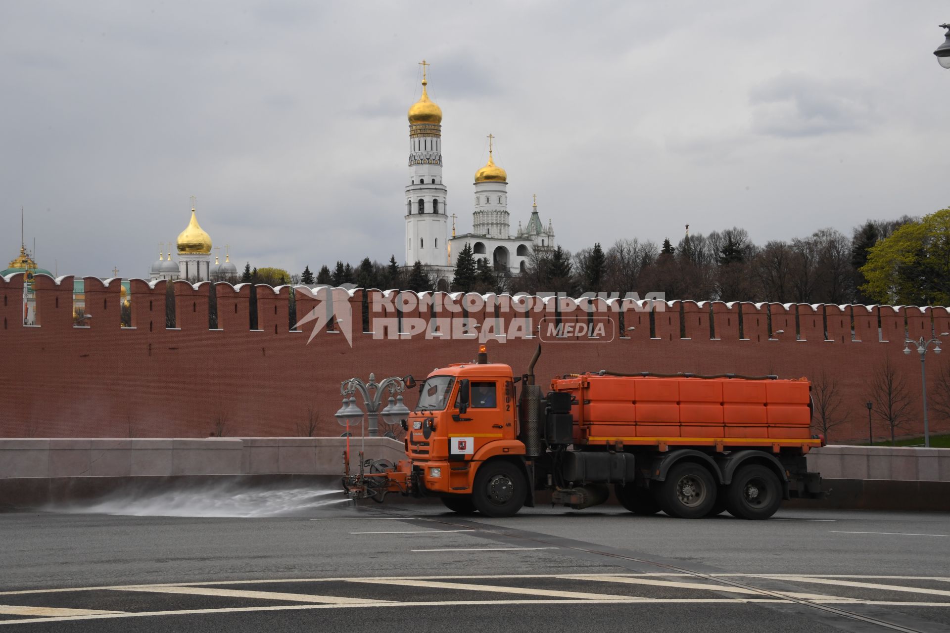 Москва. Дезинфекция дороги у стен Московского Кремля.