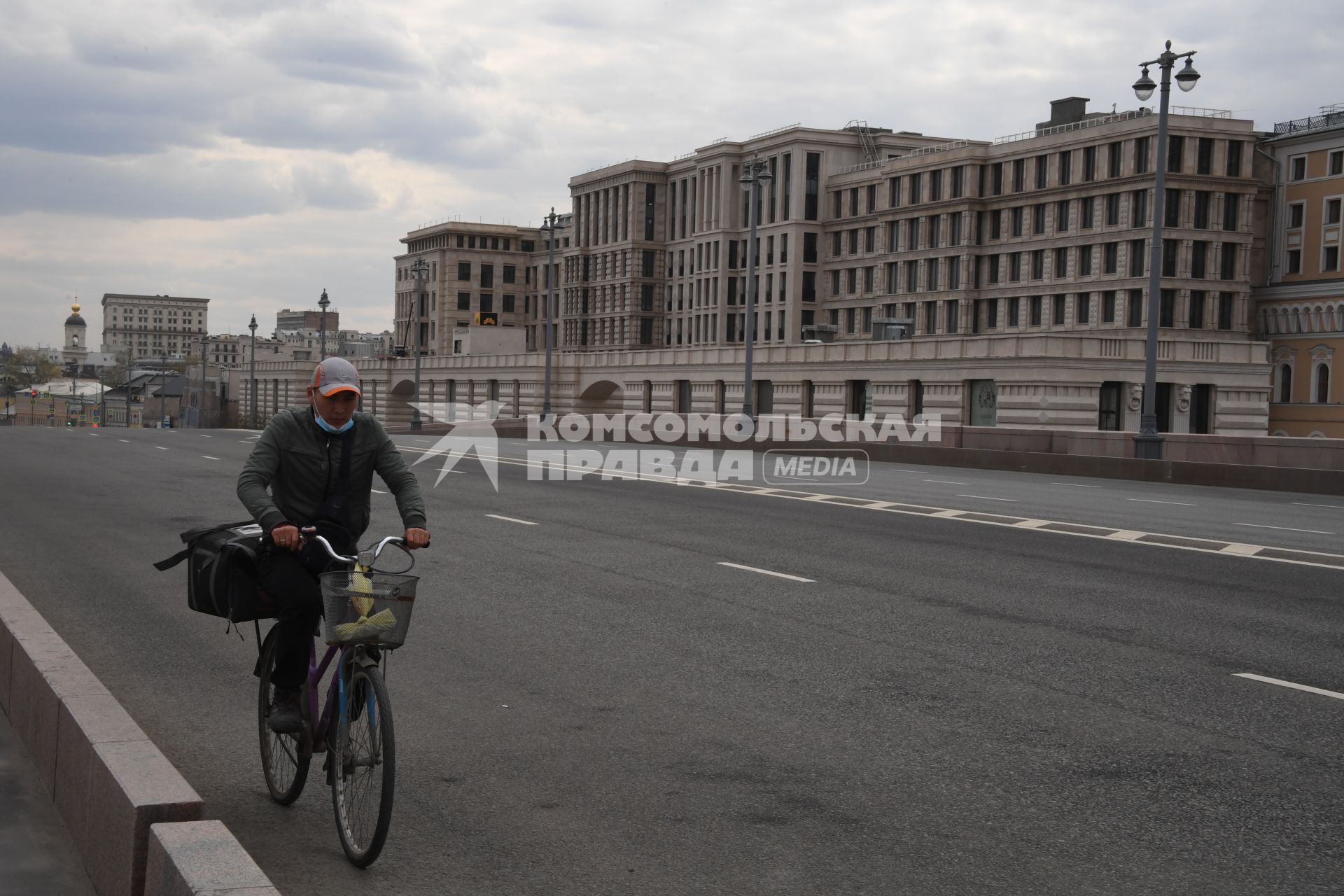 Москва. Сотрудник сервиса доставки еды на пустынной улице.