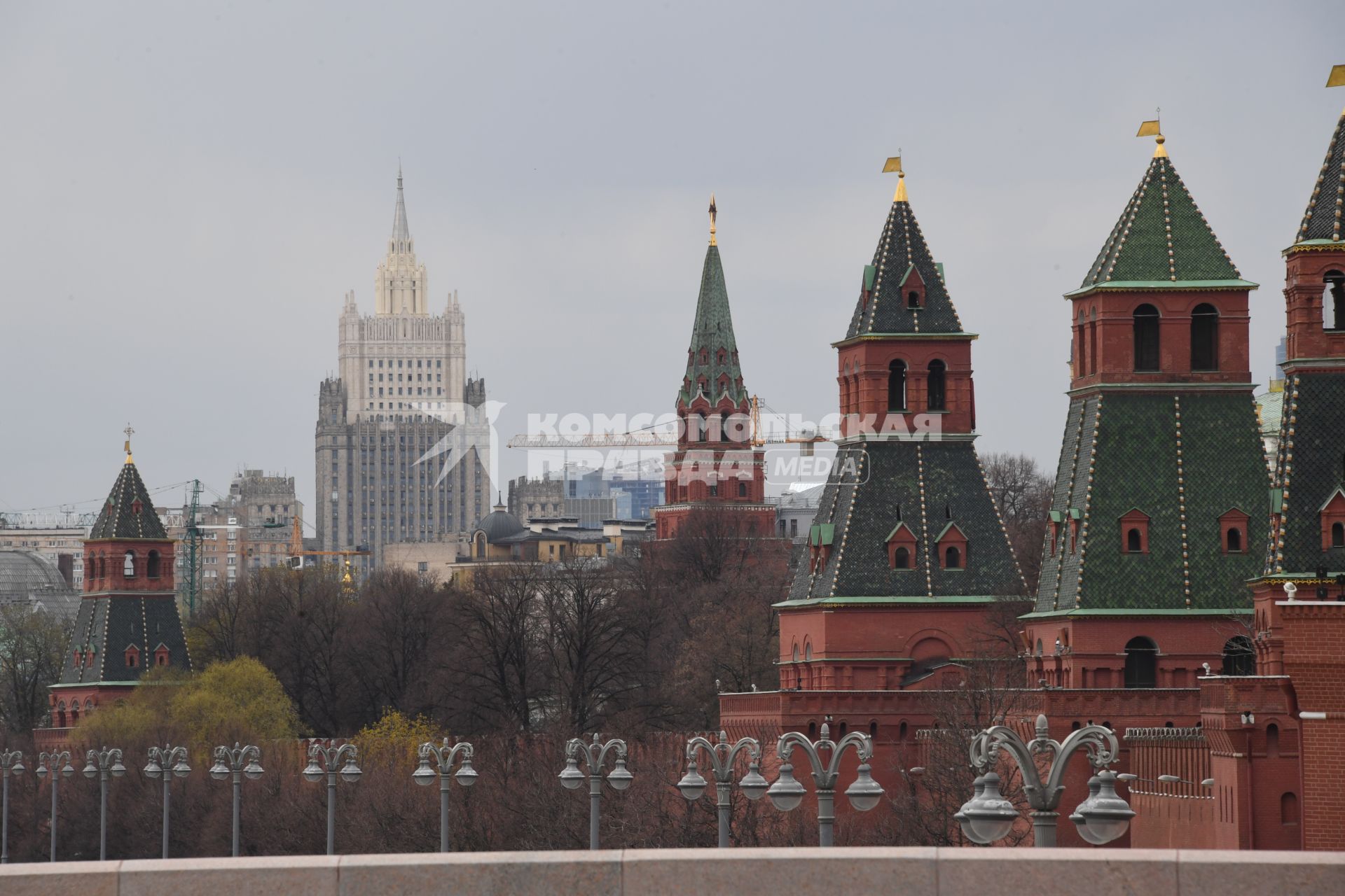 Москва. Башни Московского Кремля на фоне высотного здания МИД РФ.