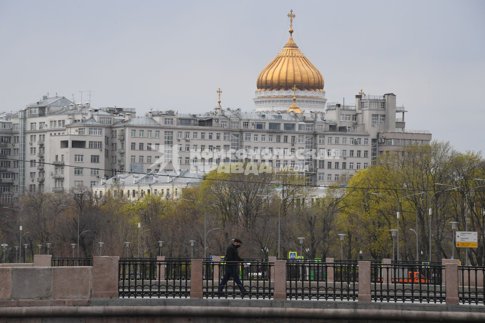 Москва. Вид на купол храма Христа Спасителя.