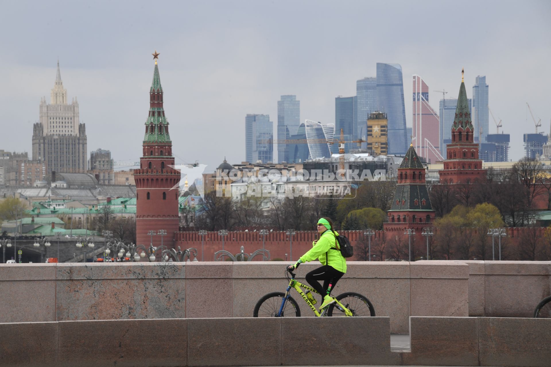 Москва. Велосипедистка на Кремлевской набережной.