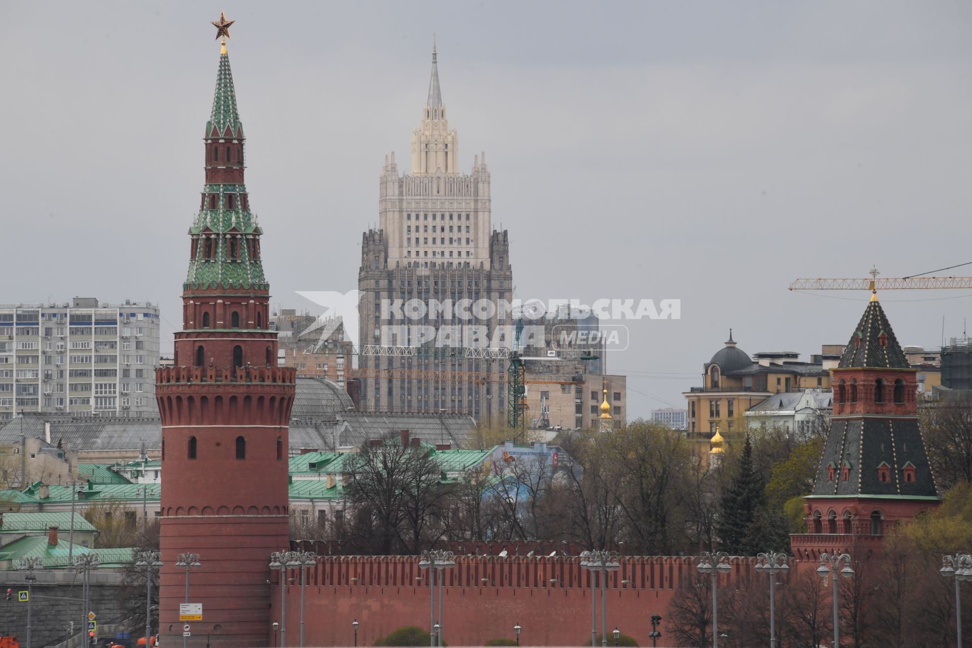 Москва. Башни Московского Кремля на фоне высотного здания МИД РФ.