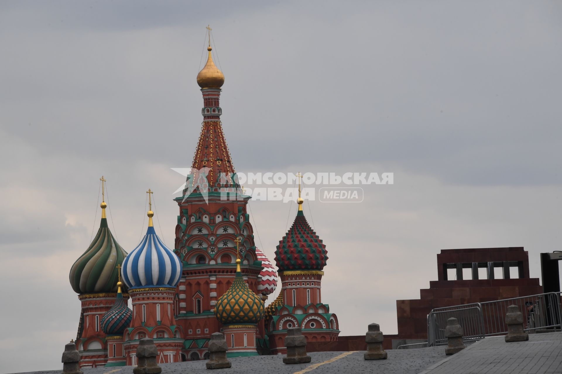 Москва. Вид на храм Василия Блаженного и опустевшую Красную площадь.