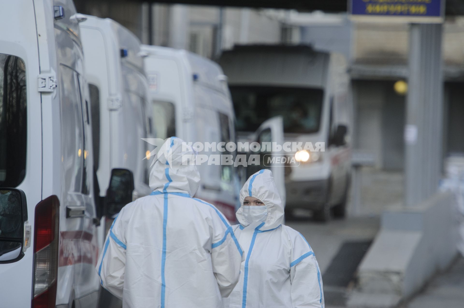 Екатеринбург. Очередь из машин скорой медицинской помощи у приемного покоя ЦГБ24, после ее перепрофилирования для лечения пациентов с COVID-19