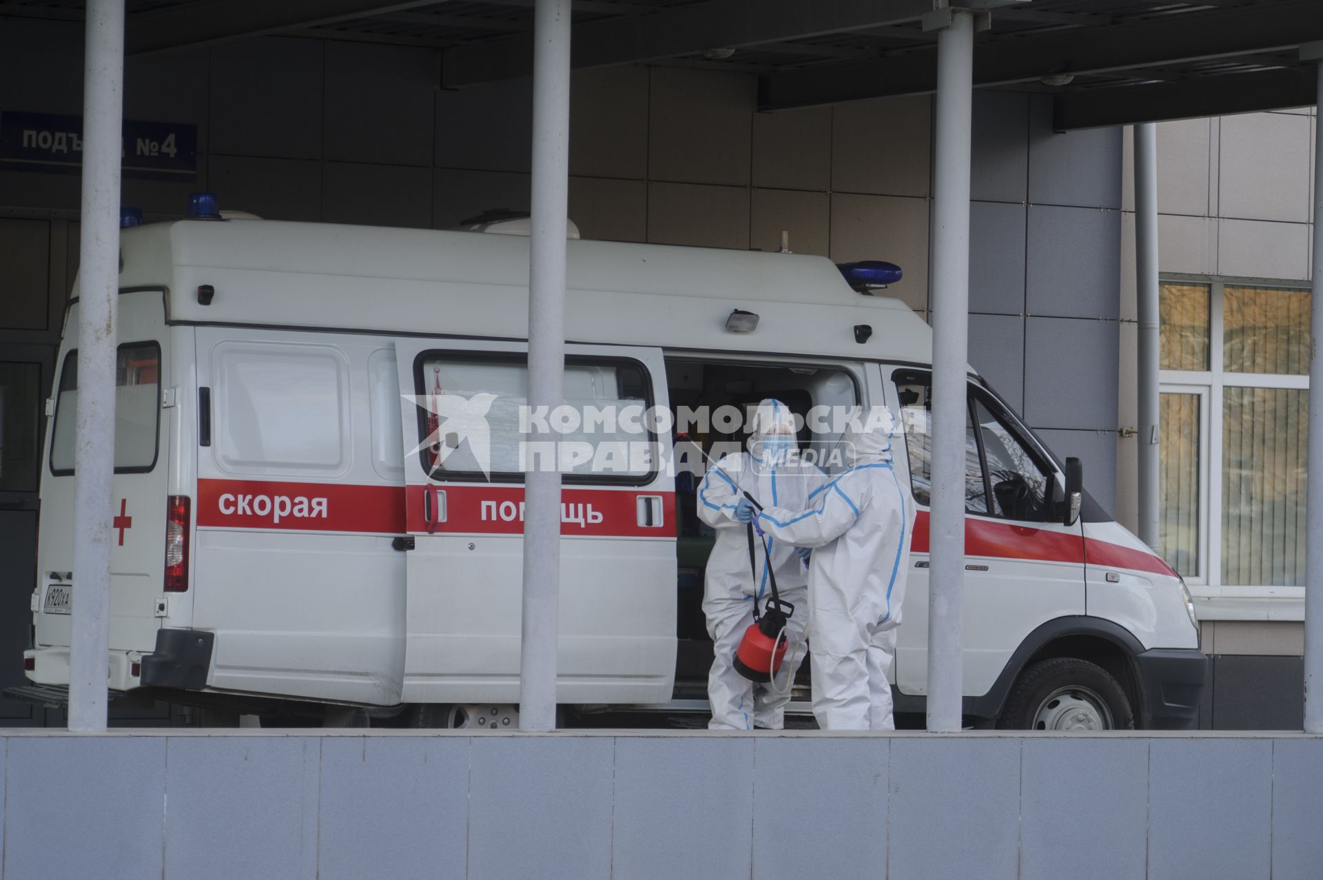 Екатеринбург. Очередь из машин скорой медицинской помощи у приемного покоя ЦГБ24, после ее перепрофилирования для лечения пациентов с COVID-19