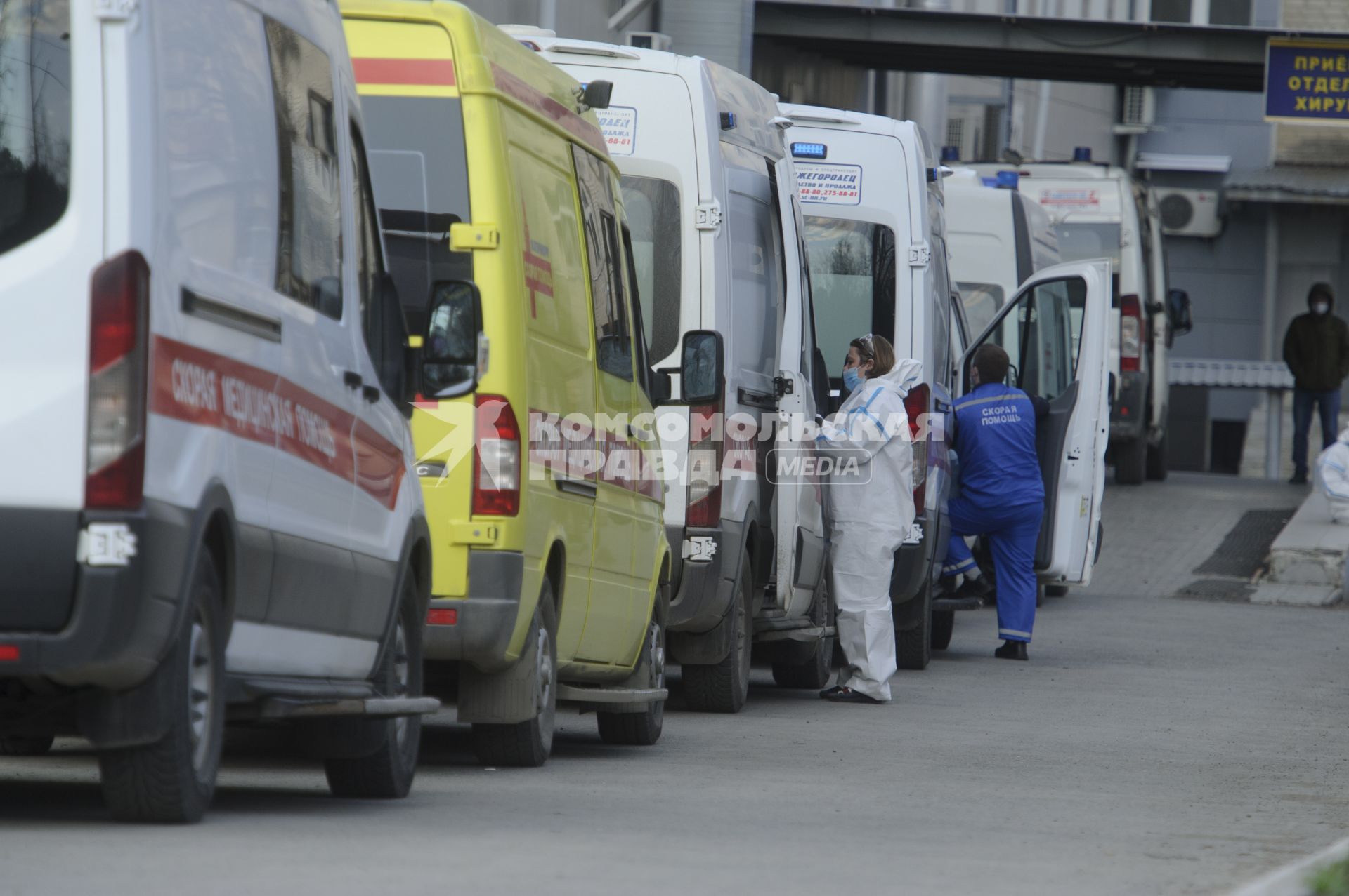 Екатеринбург. Очередь из машин скорой медицинской помощи у приемного покоя ЦГБ24, после ее перепрофилирования для лечения пациентов с COVID-19