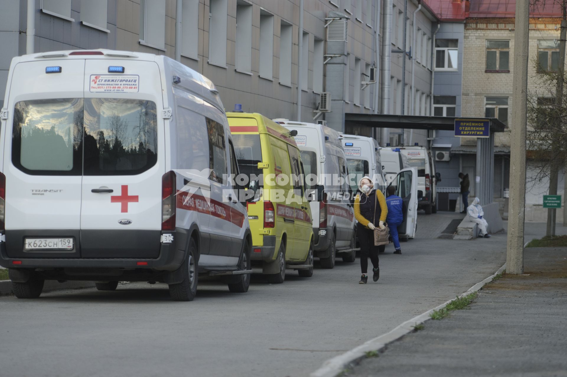 Екатеринбург. Очередь из машин скорой медицинской помощи у приемного покоя ЦГБ24, после ее перепрофилирования для лечения пациентов с COVID-19