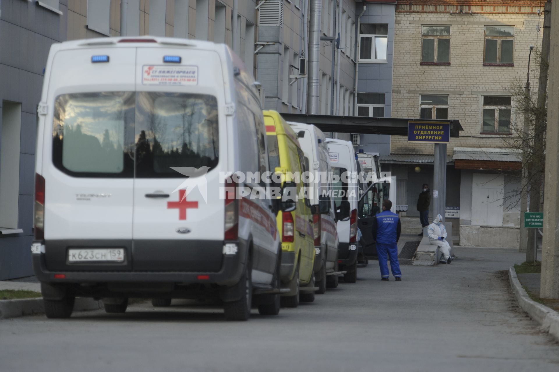 Екатеринбург. Очередь из машин скорой медицинской помощи у приемного покоя ЦГБ24, после ее перепрофилирования для лечения пациентов с COVID-19