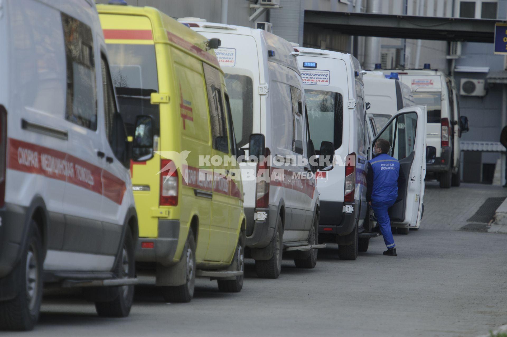 Екатеринбург. Очередь из машин скорой медицинской помощи у приемного покоя ЦГБ24, после ее перепрофилирования для лечения пациентов с COVID-19