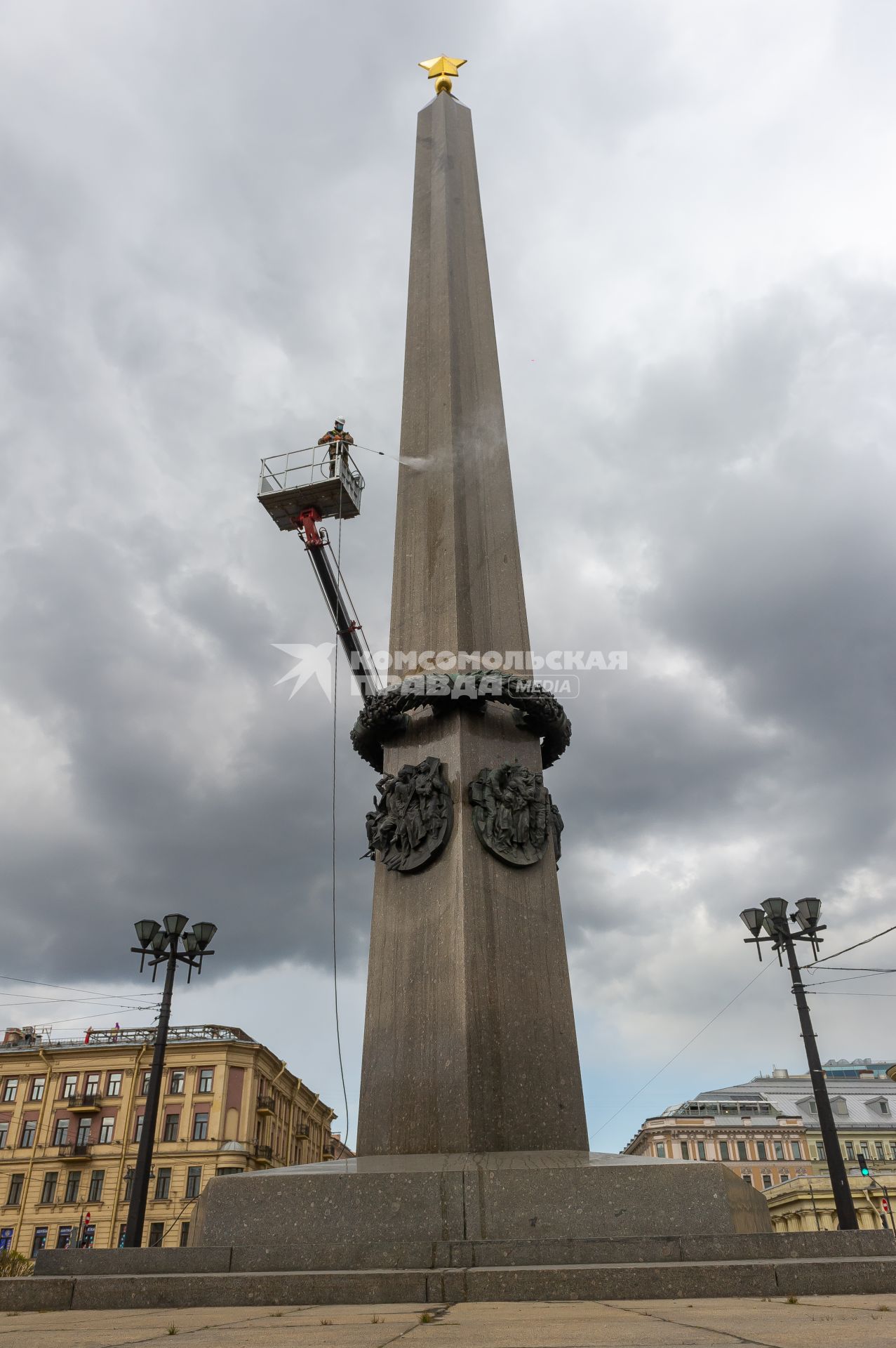 Санкт-Петербург. Сотрудник коммунальной службы моет  обелиск `Городу-герою Ленинграду` на площади Восстания.