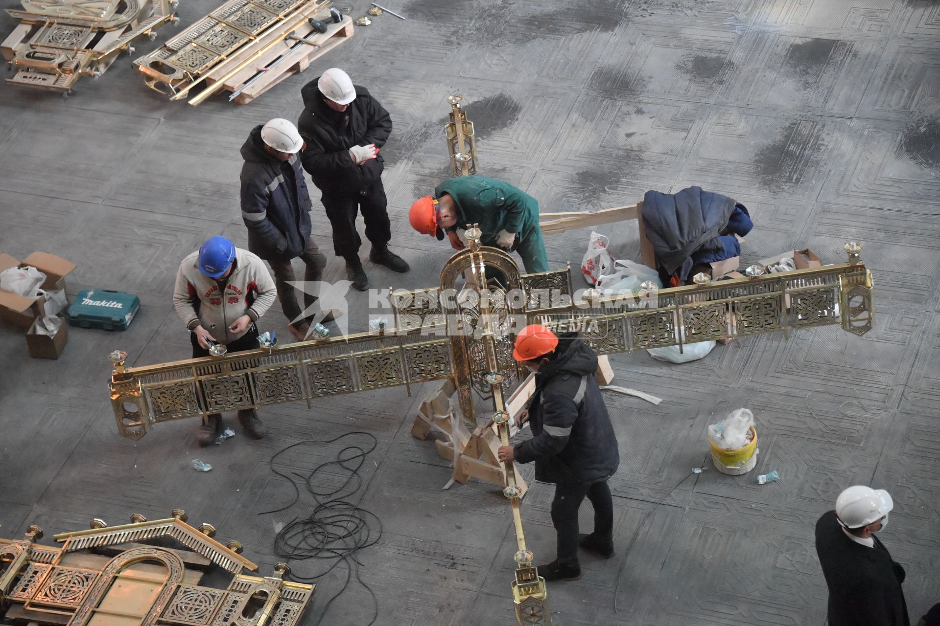 Московская область. Рабочие во время проведения отделочных работ в главном храме Вооруженных сил России в парке `Патриот`.