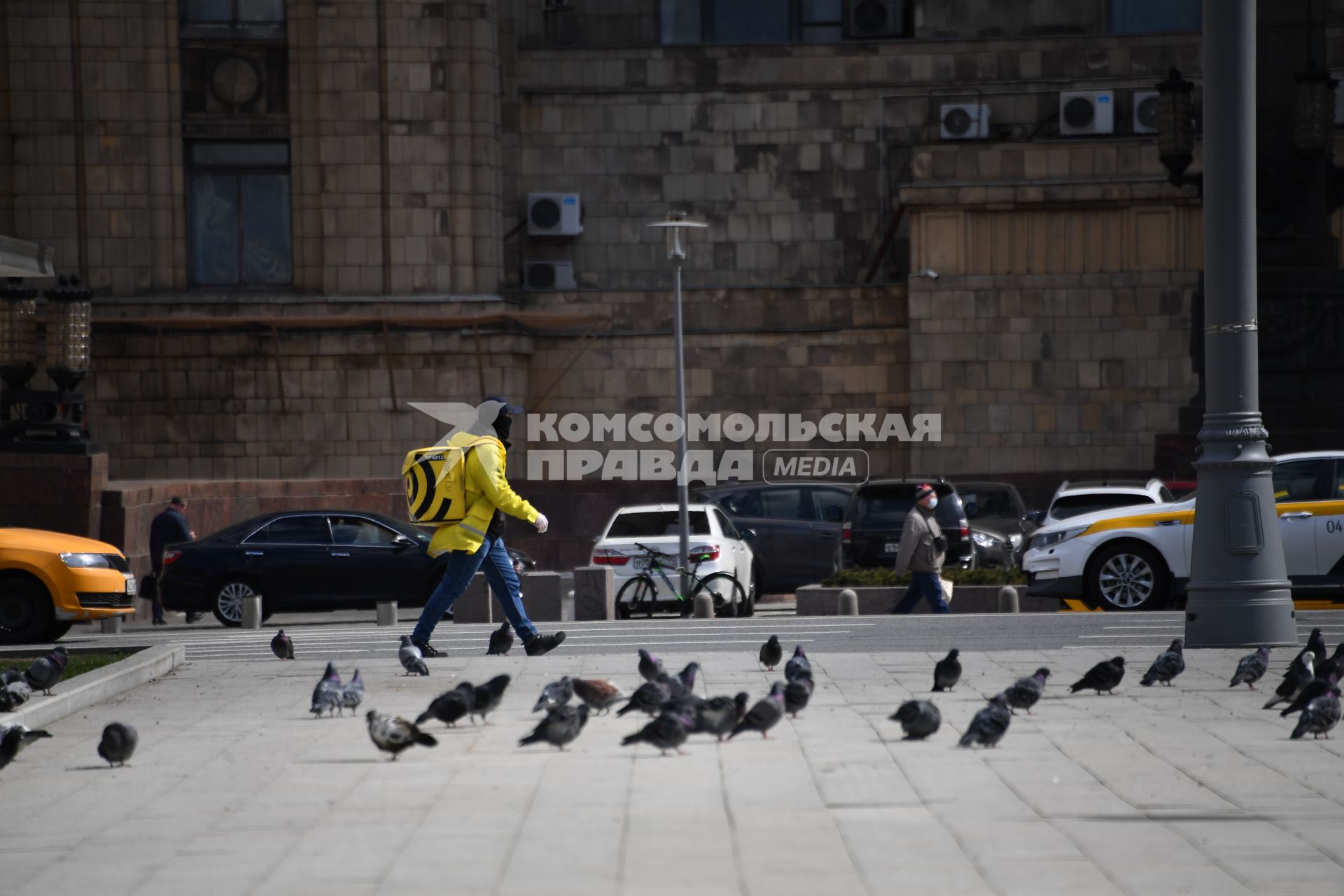 Москва. Сотрудник сервиса доставки `Яндекс. Еда`  на одной из улиц города.