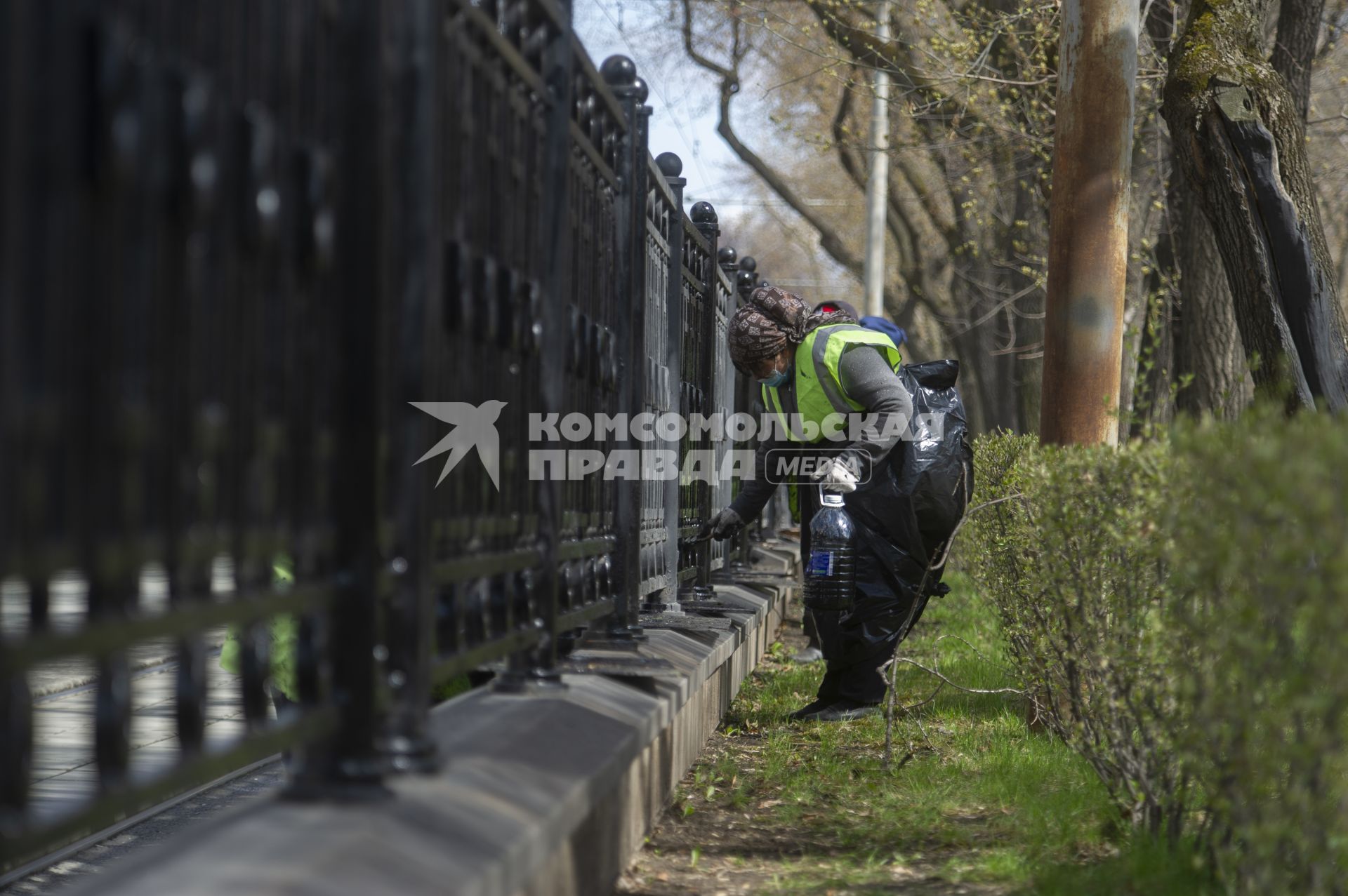 Екатеринбург. Рабочие службы городского благоустройства красят ограждение на улице