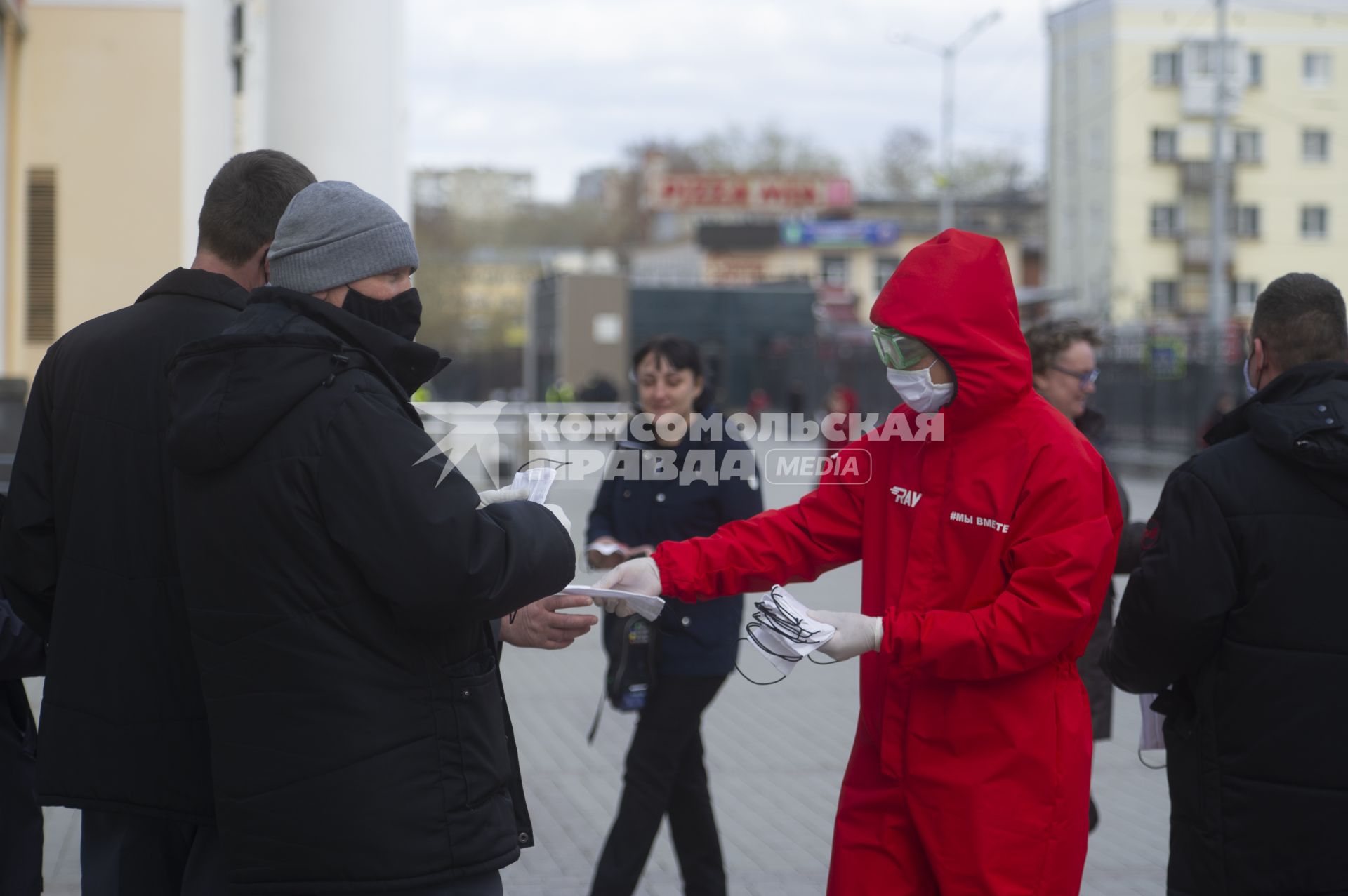 Екатеринбург. Волонтеры на ЖД Вокзале раздают пассажирам защитные маски, во время режима самоизоляции, введенного для нераспространения COVID-19. Указом губернатора Свердловской области Евгения Куйвашева, на территории региона с 1 по 11 мая 2020 будет введен \'Масочный режим\', во время которого в помещениях и общественном транспорте можно будет находиться только в защитной маске