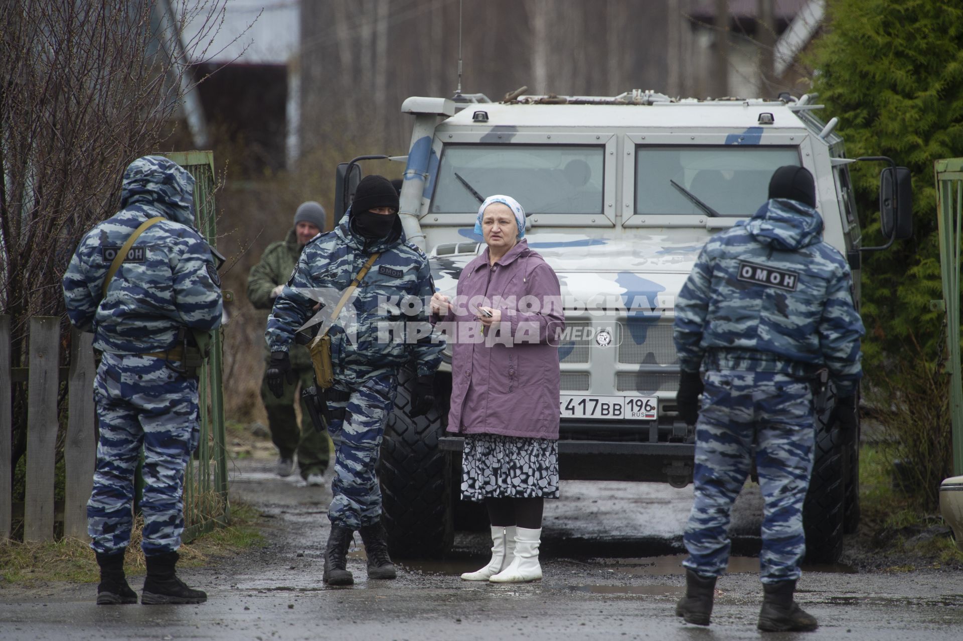 Екатеринбург. Сотрудники ОМОН и местная жительница  у дачного дома в котором были уничтожены три террориста, во время контртеррористической операции