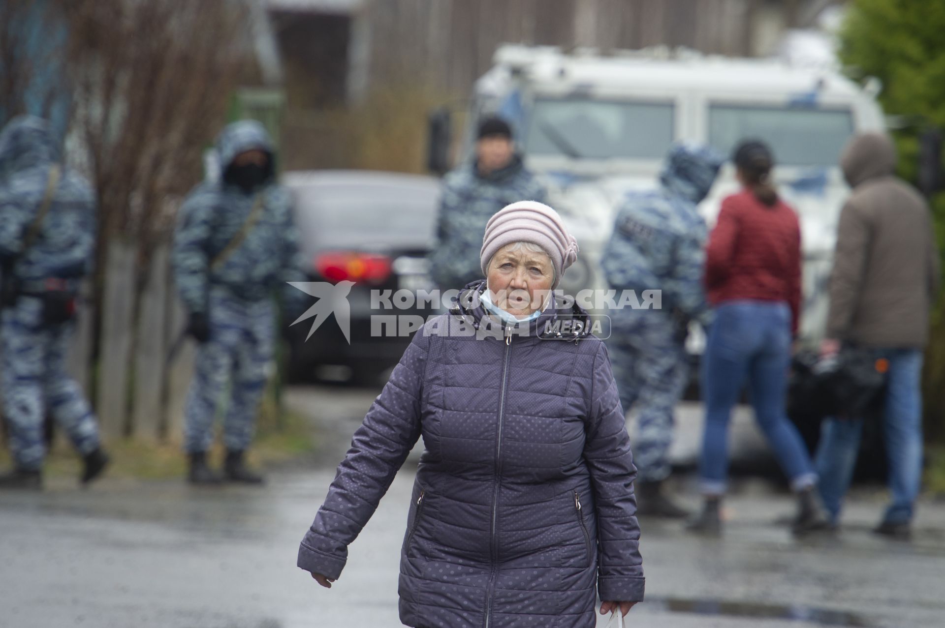 Екатеринбург. Сотрудники ОМОН у дачного дома в котором были уничтожены три террориста, во время контртеррористической операции