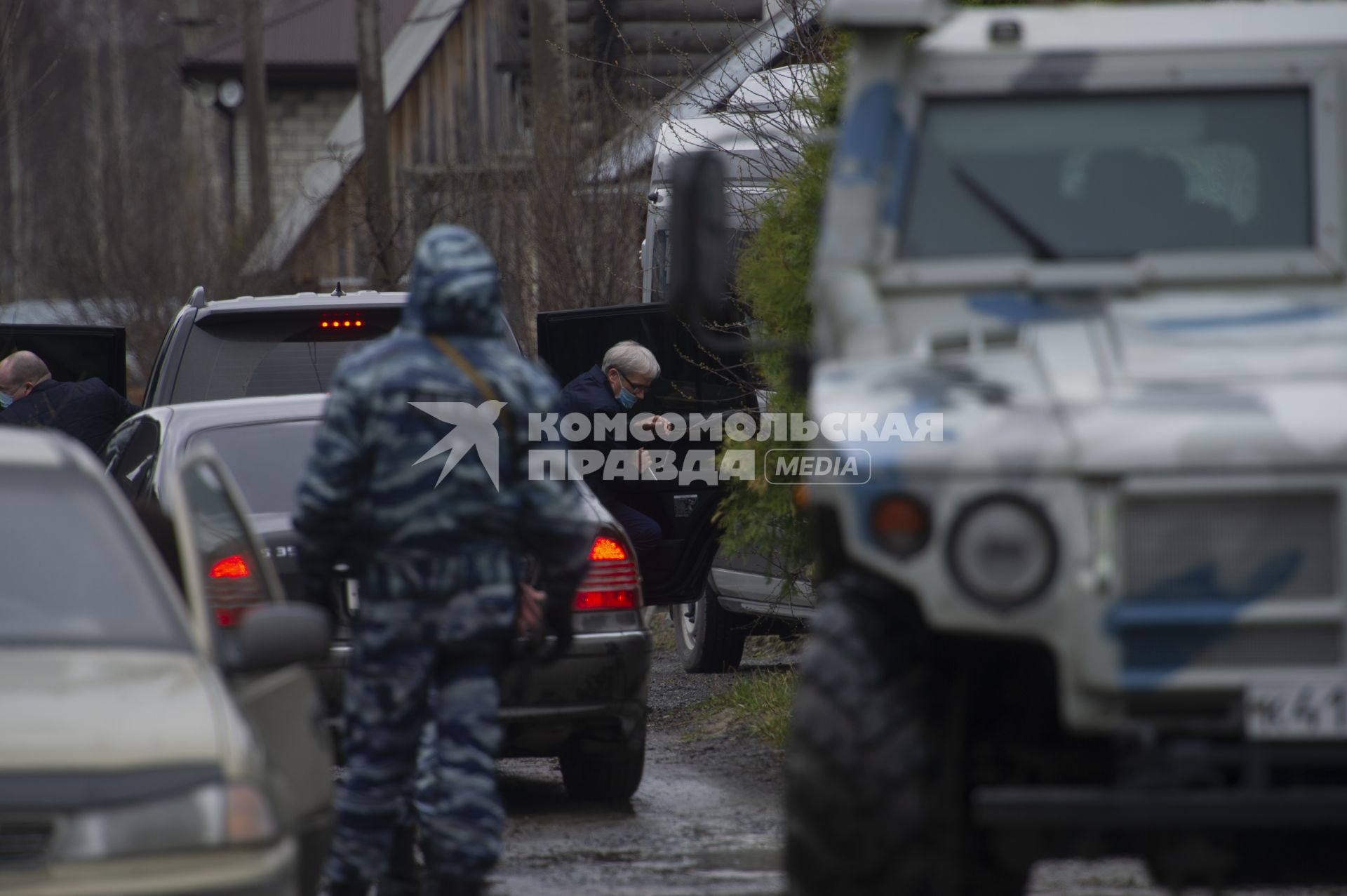 Екатеринбург. Глава прокуратуры Свердловской области Сергей Охлопков (в центре) у дачного дома в котором были уничтожены три террориста, во время контртеррористической операции